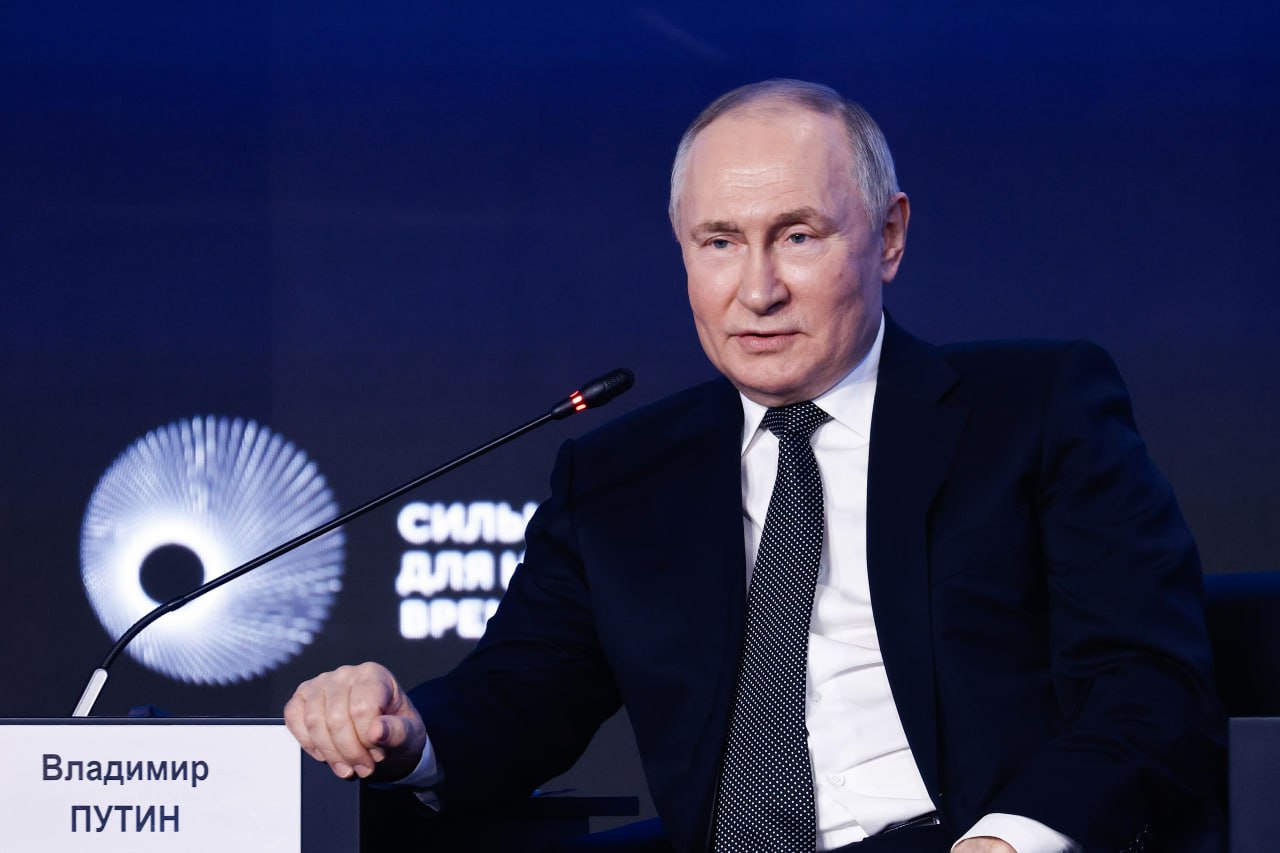 Владимир Путин примет участие в пленарной сессии форума «Сильные идеи для нового времени».  Об этом заявил пресс-секретарь президента России Дмитрий Песков.  Он также отметил, что выступят и генеральный директор Агентства стратегических инициатив Светлана Чупшева, глава экспертного совета АСИ, председатель ВЭБ.РФ Игорь Шувалов, а также менеджеры агентства по направлениям.