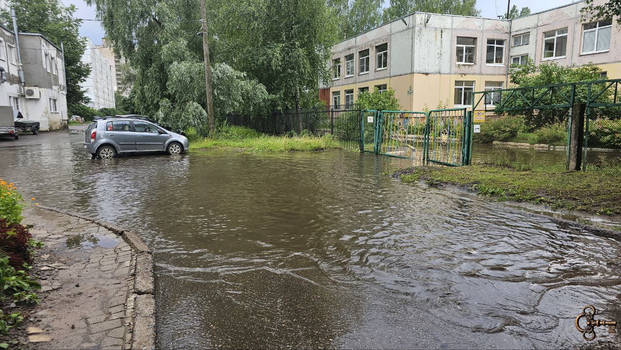 Опять гроза прошлась по Великому Новгороду. Новгородский гидрометцентр сообщает, что синоптическая обстановка и завтра не изменится: кратковременных дождей с грозами не избежать. Они могут сопровождаться ливнями и сильным порывистым ветром.