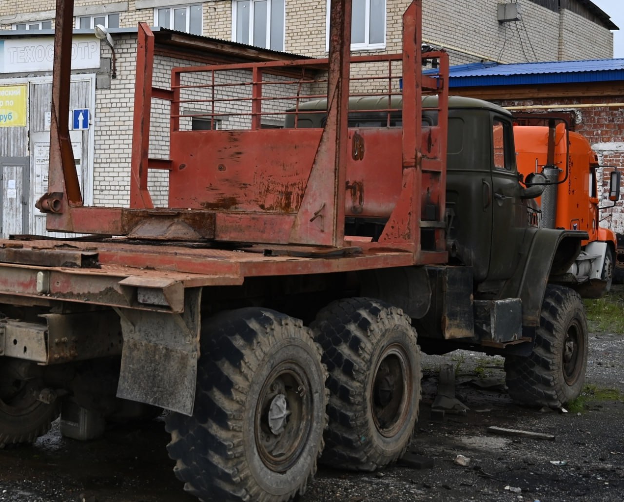 В этом году на дорогах Южного Урала произошло 90 ДТП с грузовиками Печальную статистику озвучили в ГАИ Челябинской области. В подобных ДТП погибли 10 человек, еще 107 были травмированы. Подобной статистикой встревожены в ведомстве. В целях снижения аварийности с участие фур в ГАИ Челябинской области инициировали проведение проверок грузового транспорта. Как рассказали в Госавтоинспекции региона с сегодняшнего дня, до 17 июля под пристальное внимание инспекторов ДПС попадут водители грузовиков. В ГАИ отметили, что особое внимание уделят нарушениям, являющимся причинами совершения ДТП. «Это управление транспортом в состоянии опьянении, нарушение режима труда и отдыха, наличие технических неисправностей транспортного средства, в том числе износ шин, неисправность световых приборов и светоотражателей», – объяснили в УГИБДД ГУ МВД России по Челябинской области. В полиции акцентировали внимание, что у водителей в первую очередь будут проверять водительские удостоверения, на соответствие категории, позволяющей управлять грузовиками. В случае выявления нарушений, к ответственности будут привлекать не только водителей, но и должностных и юридических лиц.
