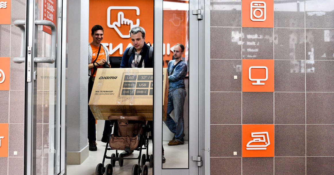 Больше не прибыльно сеть Ситилинк закроет физические магазины и уйдет в онлайн Эпоха когда за ноутбуком или пылесосом шли ногами в магазин подходит к концу М Видео постепенно становится маркетплейсом а сеть Ситилинк объявила о масштабной перестройке компания постепенно закроет многие физические магазины и сосредоточится на онлайн продажах Об этом рассказал генеральный директор Merlion владельца сети Олег Фоменко в интервью РБК По его словам традиционная модель когда покупатель пришел в магазин посмотрел посоветовался с продавцом и потом купил больше не работает Сегодня большинство покупателей принимают решение о покупке сидя на диване через смартфон или ноутбук Глобально Ситилинк перестанет быть отдельной розничной сетью и станет частью общей экосистемы Merlion Вся логистика склады транспорт пункты выдачи объединится под одним управлением Часть существующих магазинов переоборудуют в дарксторы