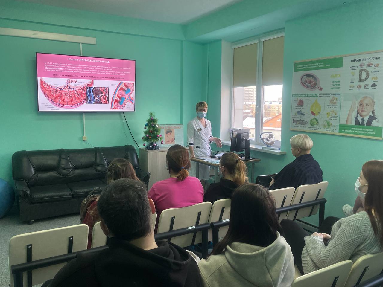 Новая образовательная программа для беременных запущена в областном центре Раньше встречи в школе беременных проходили только для женщин в третьем триместре теперь пообщаться со специалистами приглашаются и пациентки только вставшие на учет Школа рассчитана на цикл занятий в первом и последнем триместрах Это необходимо чтобы составить общее представление о процессе беременности и подготовиться к рождению ребенка Программа включает в себя изучение не только медицинских знаний но и важных социальных аспектов   финансовая поддержка   порядок оформления пособий и выплат   сроки подачи документов   объемы доступной помощи   взаимодействие с проводниками счастья Такие мероприятия очень важны для спокойствия женщины потому что с наступлением беременности непроизвольно возникает тревога появляется множество вопросов Поэтому мы приглашаем на наши занятия всех пациенток которые только недавно встали на учет у акушера гинеколога Встречи будут проводиться еженедельно чтобы каждая женщина могла выбрать удобный день Мы готовы предоставить необходимые документы для предоставления работодателю чтобы будущая мама могла спокойно посвятить время своему здоровью и благополучию малыша рассказала заведующий женской консультации областной клинической больницы Юлия Шилоносова После 32 недель в перинатальном центре женщин знакомят с нюансами грудного вскармливания готовят к родам и послеродовому уходу за ребенком Далее комплекс мероприятий продолжается после рождения ребёнка в детской поликлинике Новая инициатива реализуется в рамках Года счастливого материнства и нацпроекта Продолжительная и активная жизнь инициированного Президентом РФ Владимиром Путиным Подписывайтесь на нас в MAX sakhgov