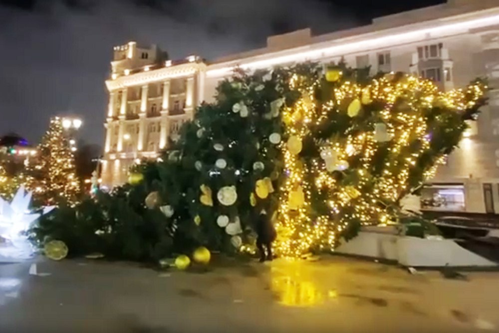 Она упала В центре Москвы елка не выдержала сильного порыва ветра Инцидент произошел вечером в пятницу на Тверском бульваре Очевидцы начали фотографировать лежащее на земле дерево высота которого около десяти метров При падении символа Нового года никто не пострадал Подписаться на РГ в Telegram Читать нас в MAX