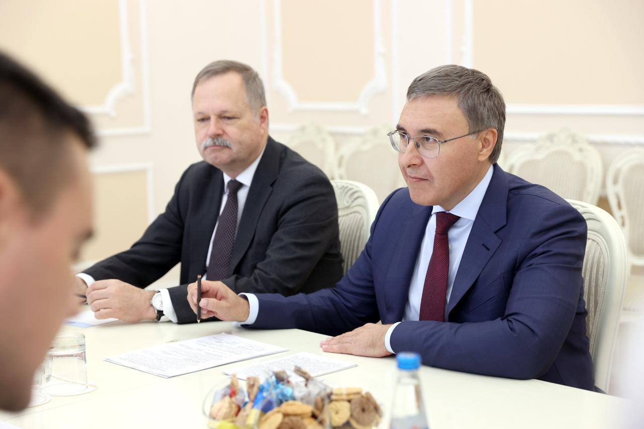 Глава Минобрнауки России Валерий Фальков и премьер-министр Республики Беларусь Александр Турчин провели рабочую встречу в Минске Как отметил Валерий Фальков, сегодня в фокусе внимания двух государств – качественная подготовка инженерно-технических кадров. «Мы поступательно развиваем отношения. Последние годы акцент делаем на инженерно-техническом образовании, идем здесь рука об руку. Поощряем кооперацию на уровне вузов, в том числе через запуск совместных сетевых образовательных программ», – сказал он. «Мы должны вместе работать, чтобы успевать за этим миром, за этой экономикой», – подчеркнул Александр Турчин. Передовая инженерная школа Союзного государства – совместный проект Псковского госуниверситета и Белорусского национального технического университета работает с 2022 года, специализируется на робототехнике и материаловедении и является примером успешно реализованной совместной инициативы по подготовке кадров. С российской стороны бизнес-партнером проекта выступает Великолукский завод электротехнического оборудования, с белорусской – «Рухсервомотор». Промежуточные результаты работы этой совместной школы: 8 сетевых образовательных программ, 10 образовательных пространств, 34 патента. Ежегодно школа выпускает 200 человек, еще около 100 повышают квалификацию. Для студентов обеих стран создана безбарьерная образовательная среда: гармонизированы образовательные стандарты, взаимному зачету подлежат результаты тестирования школьников, обеспечивается признание квалификаций. Все это способствует формированию общего образовательного пространства Союзного государства. Новости Правительства России