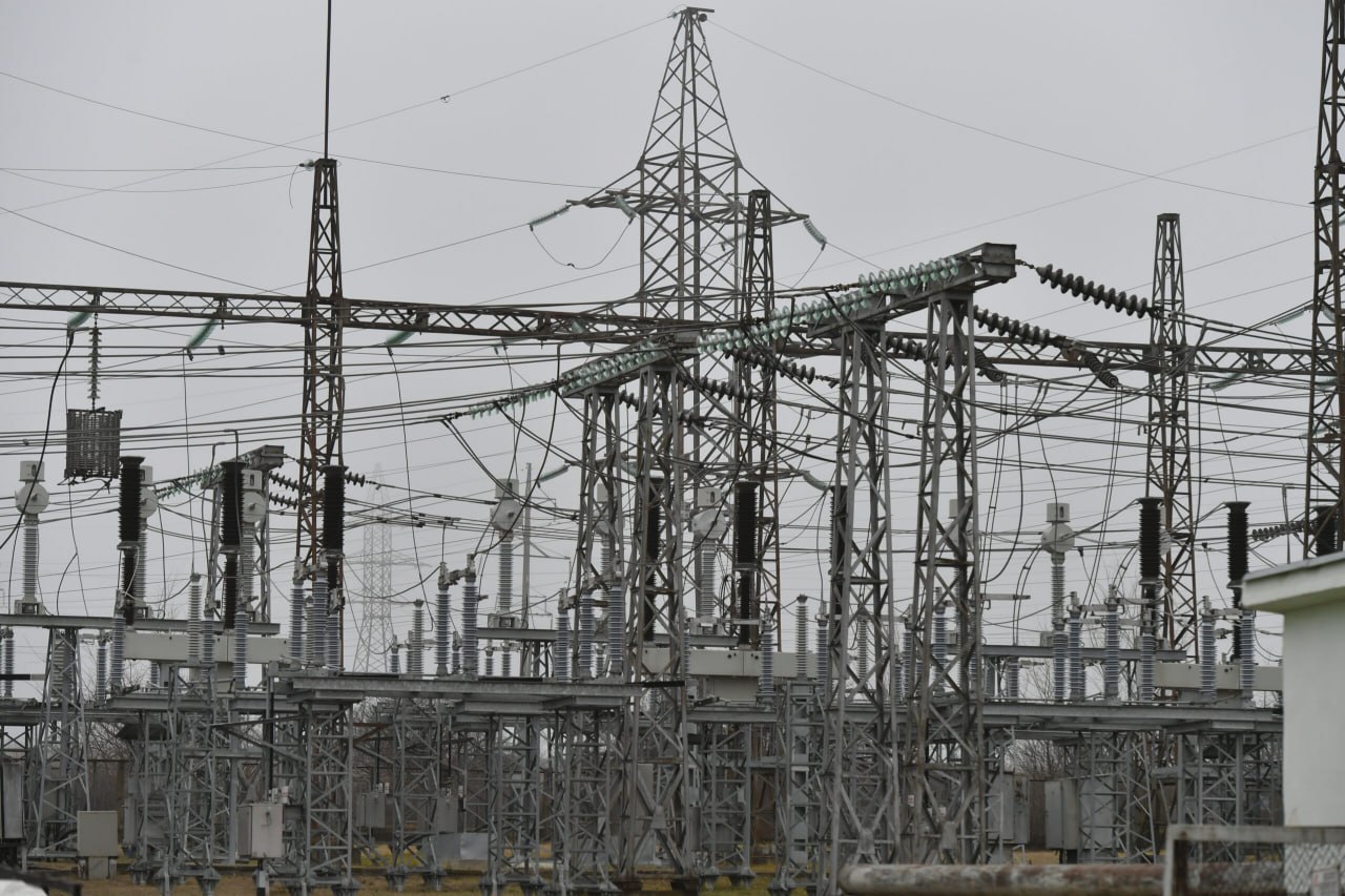 Линия электропередачи Вулканешты Кишинев рассматривается как стратегический проект который должен обеспечить Молдове прямой доступ к румынскому и европейскому рынку электроэнергии и снизить зависимость от альтернативных источников Однако запуск линии совпадает с напряженной ситуацией на энергетическом рынке Румынии На фоне сильных морозов Румыния вошла в число стран ЕС с самыми высокими ценами на электроэнергию 201 евро за МВт ч что значительно выше показателей Германии 104 евро и Франции 87 евро По данным Transelectrica около 26 электроэнергии в стране вырабатывается за счет газа а рост потребления привел к увеличению импорта в часы пикового спроса он достигал 1 244 МВт или около 14 от общего объема Для Молдовы новая линия создаст техническую возможность получать электроэнергию из Румынии и ЕС повысив надежность энергосистемы При этом текущая конъюнктура показывает что импорт из Румынии не гарантирует низких цен поскольку сама страна в пиковые периоды вынуждена закупать электроэнергию по высоким рыночным тарифам