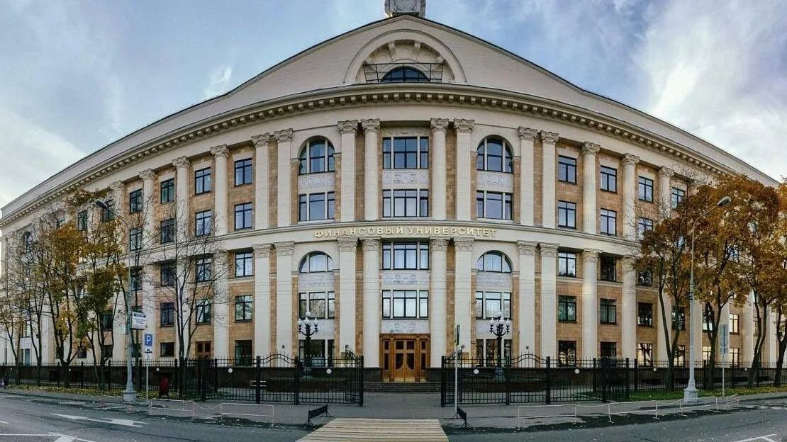 В Москве 24 апреля пройдет форум PRO ГОРОD 2026 Площадка Финансовый университет при Правительстве РФ Участники представители профильных министерств девелоперы и технологические компании Тема развитие городской среды и новые правила для рынка недвижимости Организаторы характеризуют текущее состояние отрасли как турбулентное сужение спроса смена профиля покупателя снижение маржинальности проектов В качестве одного из решений предлагается переход от точечной застройки к комплексному развитию территорий КРТ Среди заявленных участников первый заместитель министра просвещения Александр Бугаев директор Центра компетенций Цифровая экономика Надежда Сурова топ менеджеры Sminex Level Group Донстрой Capital Group ГК ТОЧНО Sezar Group ПИК Комфорт ГК РКС Девелопмент ГК А101 Форум проходит при поддержке Правительства Москвы комитета Совета Федерации Минэкономразвития Минвостокразвития Минобрнауки и Минпросвещения 23 апреля накануне официального открытия запланированы урбан тур по инфраструктурным объектам Москвы и турнир по падел теннису среди девелоперов Мы в МАКС vmfareast
