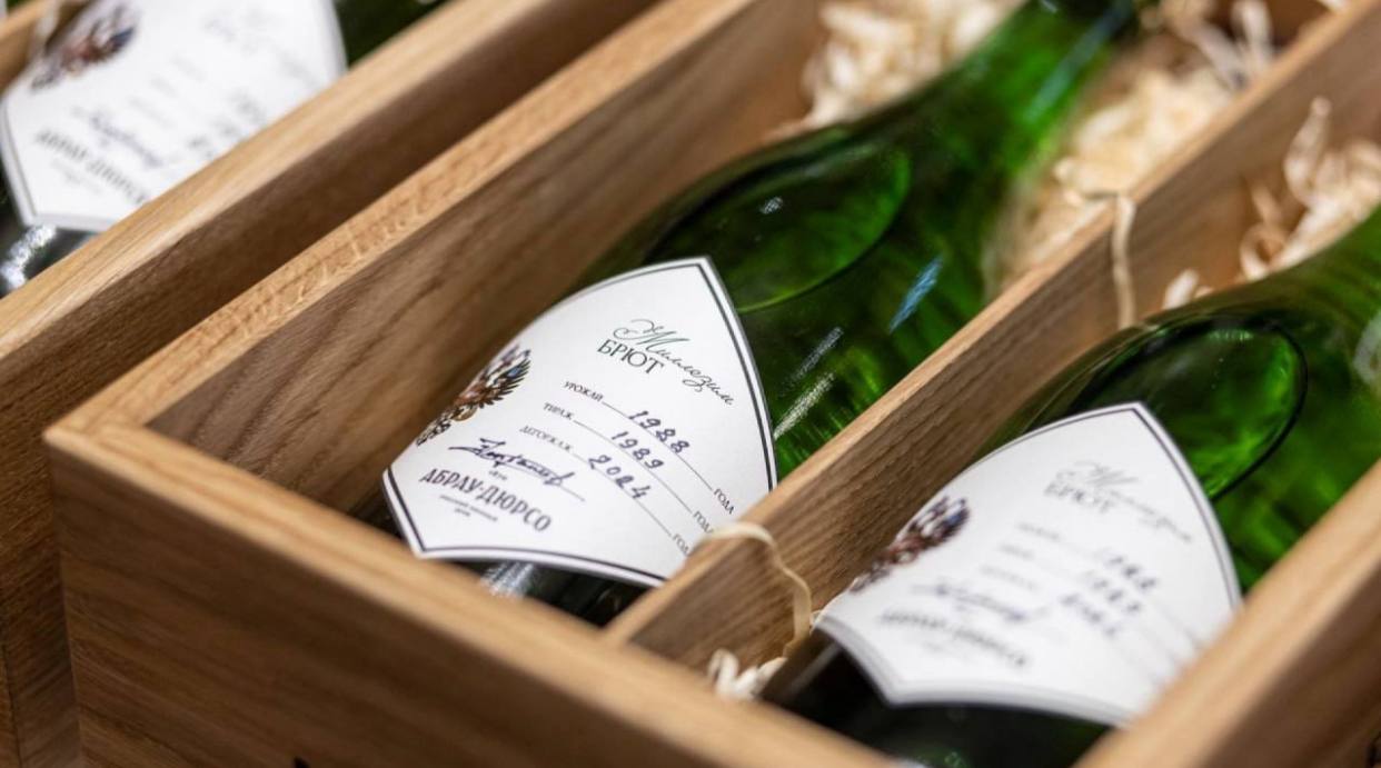 Для азартных и неравнодушных к вину квалифицированных инвесторов у вас появилась новая возможность заработка Абрау Дюрсо первой на рынке выпустила на платформе Сбера цифровые финансовые активы ЦФА выплаты по которым зависят от результата аукционов на коллекционное вино Как это работает Аукцион по продаже стартового стока редких коллекционных вин Абрау Дюрсо состоится в конце третьего года обращения ЦФА Помимо фиксированной купонной ставки инвесторы могут рассчитывать на выручку от аукционных продаж за вычетом комиссии за организацию если она превысит фиксированную доходность ЦФА более чем на три процента Планируется выпустить 100 цифровых активов стоимостью по 155 000 рублей Заявки принимаются с 11 по 26 декабря 2025 года Срок обращения три года погашение начнется 26 декабря 2028 года