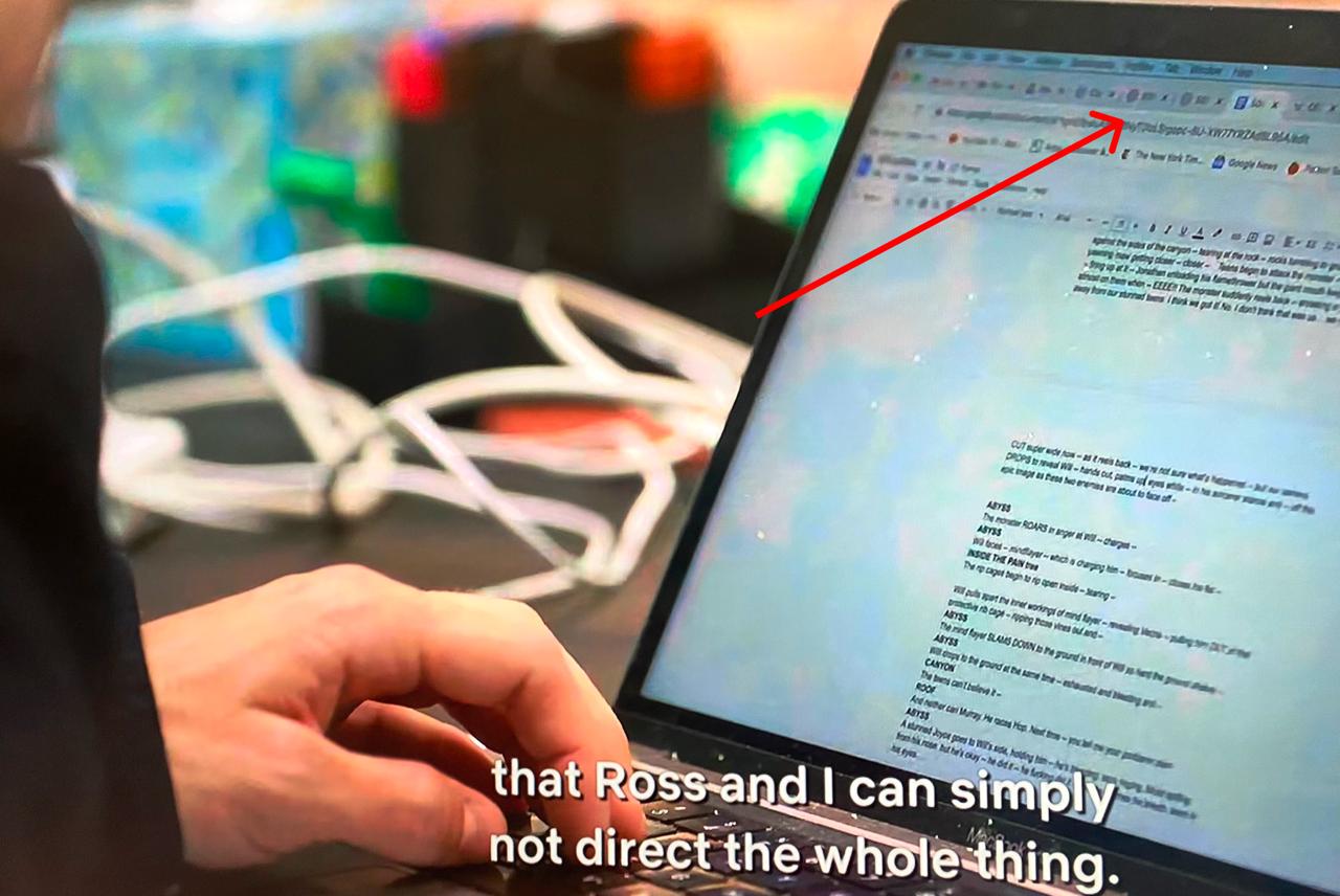 Кажется сценарий финала Очень странных дел писали с ChatGPT В документалке о создании сериала заметили вкладки с чат ботом Подозрительно похожий логотип появляется когда создатели показывают сценарий в Google Docs Пост с кадром в X набрал уже 3 млн просмотров И многие теперь считают что сюжет придумал ИИ Учитывая оценку 5 7 у пятой серии на IMDb верится легко