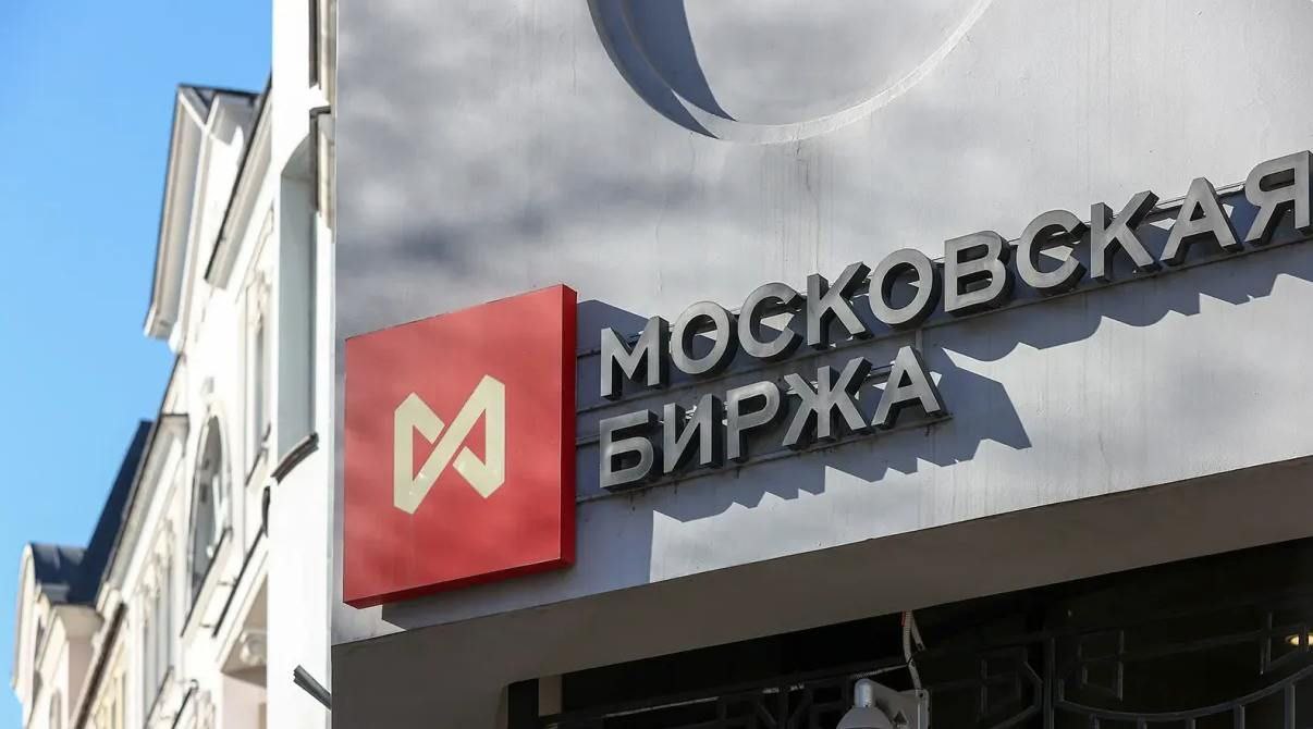 Мосбиржа 16 мая добавит шесть акций российских компаний в перечень ценных бумаг, доступных на утренней и вечерней сессиях, сообщили в пресс-службе торговой площадки. Теперь дополнительных торговых сессиях инвесторы смогут торговать бумагами: • Россетей Центр и Приволжье • Россетей Центр • Россетей Северо-Запад • Россетей Волга • Акрона • ТГК-14 С 17 мая эти ценные бумаги станут доступны для заключения сделок на торгах выходного дня. Общее число акций на дополнительной торговой сессии выходного дня достигнет 106.