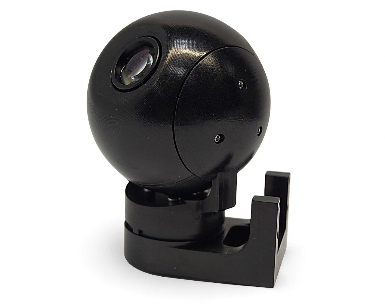 Холдинг Росэл Госкорпорации Ростех приступил к серийному выпуску линейки гиростабилизированных оптико электронных нагрузок ГОЭН 60 Они предназначены для ударных дронов и работают в видимом и инфракрасном диапазонах В изделиях реализован нейросетевой алгоритм позволяющий автоматически обнаруживать распознавать и сопровождать объекты Умная система наблюдения устанавливается на ударный беспилотник для эффективного мониторинга обстановки и поиска целей ГОЭН 60 обеспечивает ориентацию в пространстве захват и сопровождение неподвижных или движущихся объектов измерение их угловых координат и автофокусировку Предусмотрено два варианта исполнения комплексов дневной с телевизионной камерой и круглосуточный с тепловизионной Высокая чувствительность оптического оборудования и система гиростабилизации позволяют увидеть беспилотник летящий на высокой скорости а также засечь удаленные неподвижные объекты Устройство передает изображения в высоком разрешении Беспилотные технологии сегодня развиваются особенно быстро Специалисты Госкорпорации Ростех активно работают над созданием новых систем для повышения эффективности применения дронов Мы разрабатываем решения которые делают беспилотники более точными надежными и устойчивыми к внешним воздействиям Гиростабилизированная оптико электронная нагрузка разработки нашего холдинга Росэл это инновационное устройство которое эффективно обнаруживает распознает и сопровождает объекты на большом удалении решает задачи наведения ударного дрона на цель даже в условиях сильной вибрации и резких скачков Изделие экономично в энергопотреблении постоянная потребляемая мощность не более 15 Вт а пиковая кратковременная не более 100 Вт что очень важно для эффективной работы самого беспилотника рассказали в Ростехе В состав ГОЭН 60 входит оптико электронный блок и малогабаритный блок управления и обработки Само устройство представляет собой камеру установленную на гиростабилизированной двухосной платформе в обтекаемом шарообразном корпусе диаметром 60 мм и массой до 300 г