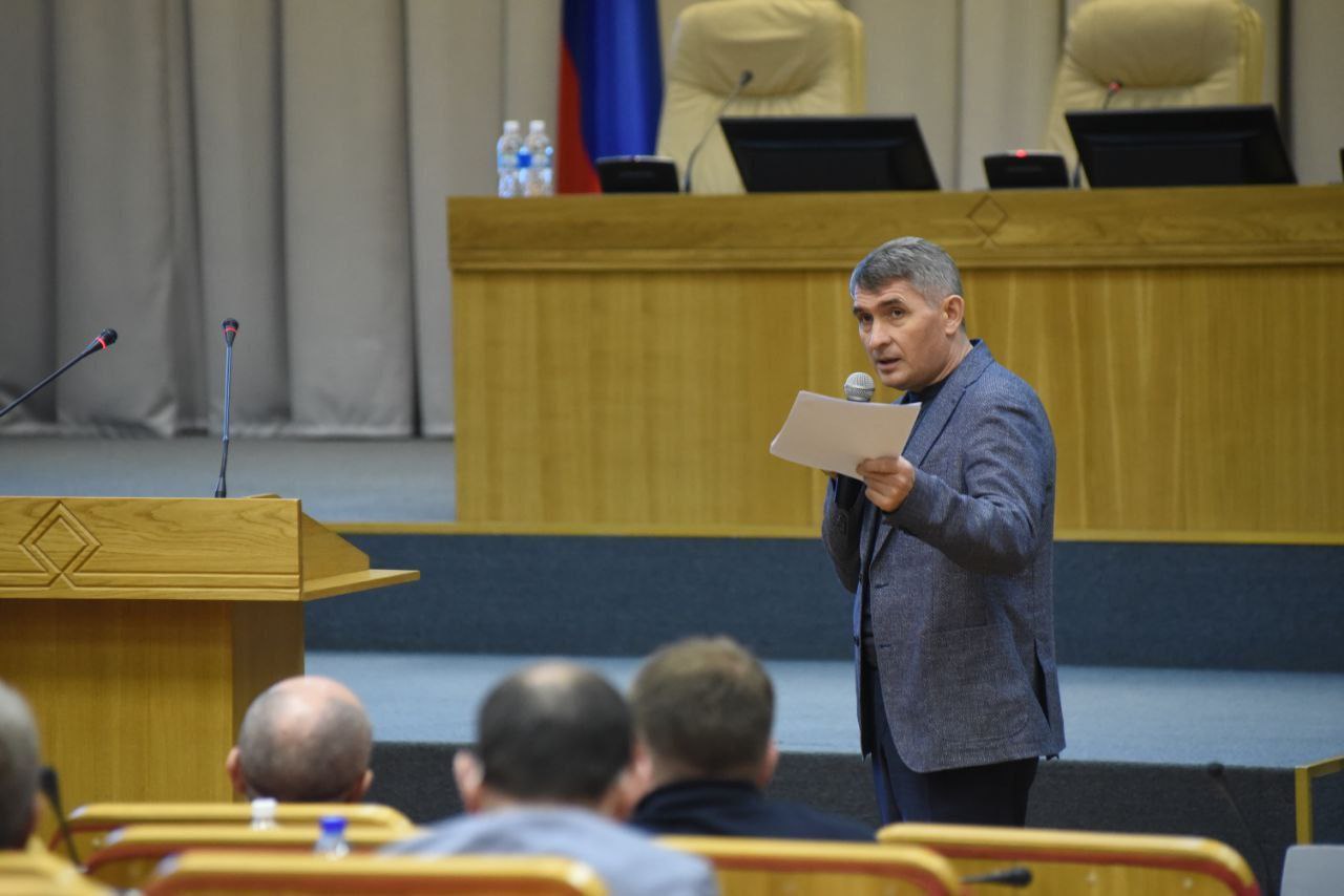 Разработка комплексной программы социально-экономического развития Чувашии на 2025-2030 годы находится на стадии завершения. Она будет представлена к декабрю этого года.  Совместно с министерствами и ведомствами, муниципалитетами, бизнесом и общественными организациями организован цикл сессий, круглых столов и интервью для определения пула инвестиционных и инфраструктурных проектов развития республики. В перспективе будут сформированы проекты-драйверы развития территорий и мегапроекты развития Чувашии. Будут также проработаны источники и механизмы ресурсного обеспечения реализации новой комплексной программы.  Важно, чтобы разрабатываемая программа была приближена к запросам общества. Для этого проводятся фокус-группы с муниципалитетами, социологические исследования, анализируются обращения граждан, зафиксированных Центром управления регионом.  В целях мониторинга и анализа хода реализации новой комплексной программы разрабатывается и проходит тестирование соответствующая цифровая платформа.   Наша задача - продумать все планы и учесть все обстоятельства как в отраслевом, так и в территориальном разрезе. Все это делается в рамках задач, поставленных Президентом Владимиром Владимировичем Путиным, чтобы сформировать план развития страны, в частности, каждого региона.   В рамках действующей комплексной программы нам удалось достичь позитивных результатов: вырос валовый региональный продукт, средняя заработная плата, собственные доходы, налоговые поступления.  В целом, на развитие региона направлено более 260 млрд рублей.