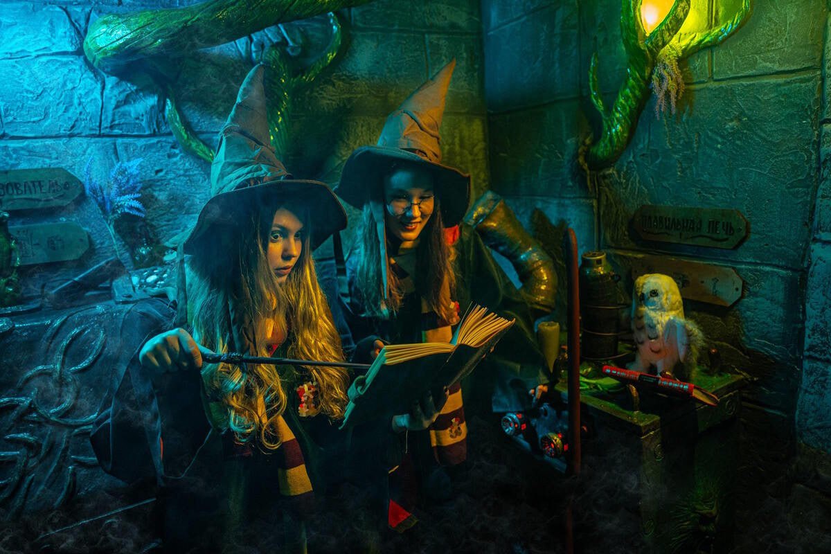 Росстандарт утвердил ГОСТ на квест комнаты для лиц старше 18 лет Стандарт содержит требования к организации квестов и безопасности в том числе к помещениям оборудованию техническим элементам и персоналу Правила начнут действовать с 1 декабря 2026 года и направлены на снижение рисков для участников а также на создание прозрачных условий в сфере досуга Отметим что первый же стандарт на услуги квест комнат для детей был утвержден два года назад А вы любите ходить на квесты Подписаться на truekpru Читать нас в MAX