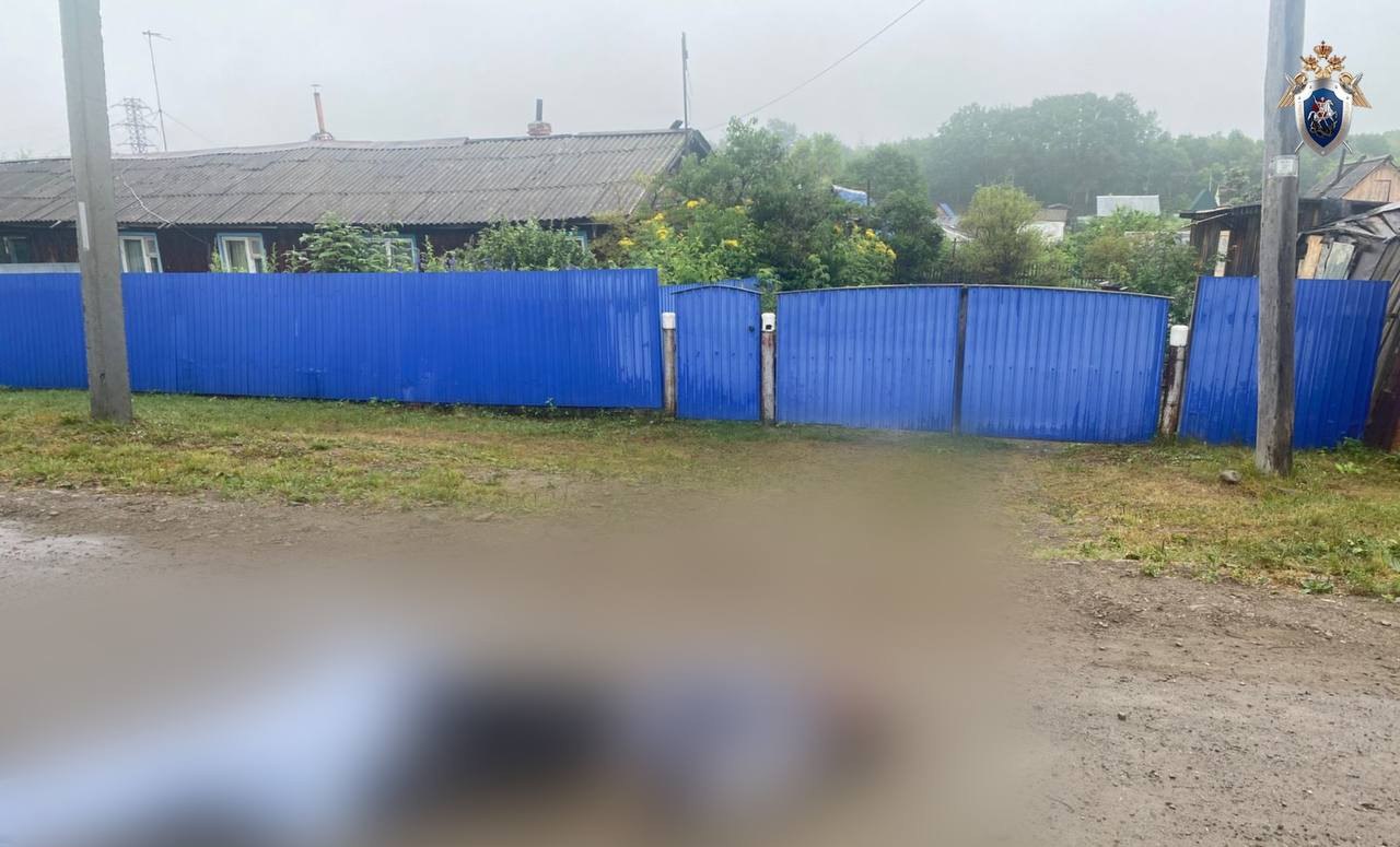 Мертвого 58-летнего мужчину нашли на Сахалине   В Поронайском районе выясняют причины гибели мужчины. Его тело обнаружили возле одного из домов на улице Спортивной в посёлке Гастелло.  Признаков насильственной смерти на месте не нашли. Тело направили на судмедэкспертизу — она должна дать ответ, что стало причиной трагедии.  Следственный комитет проводит доследственную проверку. По ее итогам решат, возбуждать ли уголовное дело.  Источник: СУ СК России по Сахалинской области / Telegram  #Местное     Прислать новость
