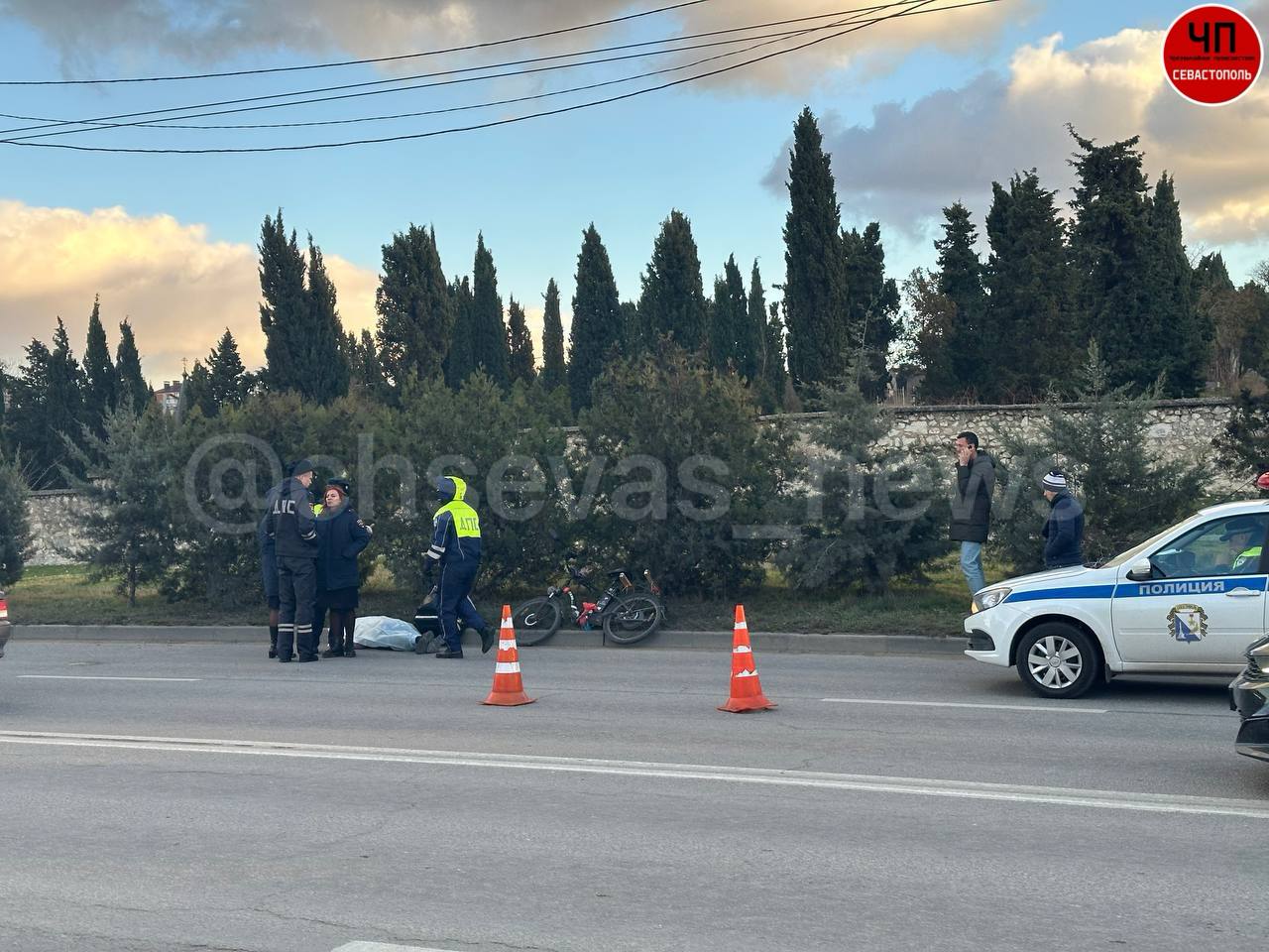 В Севастополе на улице Пожарова умер доставщик.   : «Точная причина смерти человека неизвестна, но говорят, что случился приступ. На месте дежурят сотрудники ДПС».         Наш чат