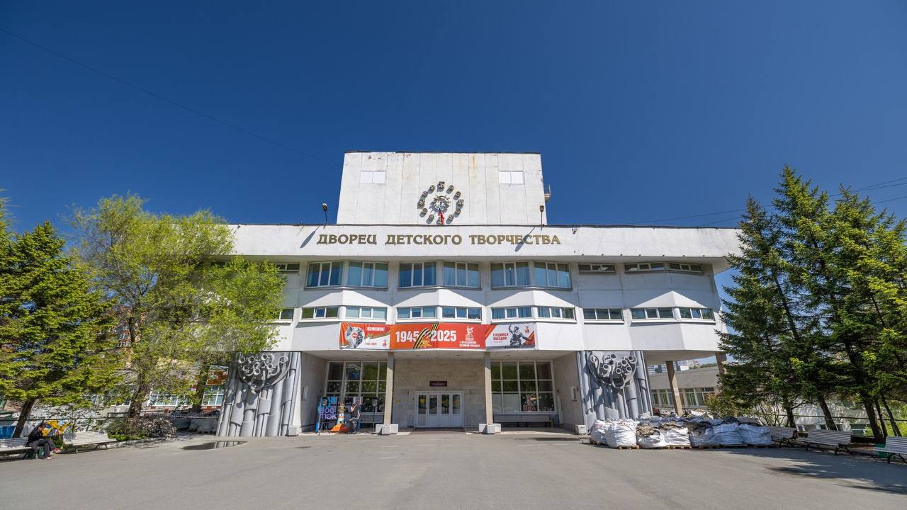 Важный ремонт: балкон Дворца детского творчества приводят в порядок во Владивостоке Ремонта балкона Дворца детского творчества ждали. Его покрытие сильно износилось и начало протекать, поэтому, когда в краевом центре шли сильные дожди, в тех помещениях Дворца, что находились под балконом, начинало течь с потолка. Сейчас рабочие активно избавляются от старого покрытия. Подрядчик уже приступил к работам, а их придется провести немало. — Здесь будет уложена новая гидроизоляция, организована система слива с учетом уклонов для предотвращения скопления воды, а скользкая плитка, которая здесь была ранее, будет заменена на безопасное бетонное покрытие. Кроме этого, в рамках контракта будут отремонтированы входные группы и проведена косметическая отделка фасада, который прилегает к балкону, — пояснили в пресс-службе администрации Владивостока. Директор Дворца детского творчества Андрей Волков отметил: балкон будет приведён в порядок к началу нового учебного года. И его будут активно использовать — ведь сколько лет потенциально полезное пространство простаивало! В тёплое время здесь будут устраивать игры, разные активности.