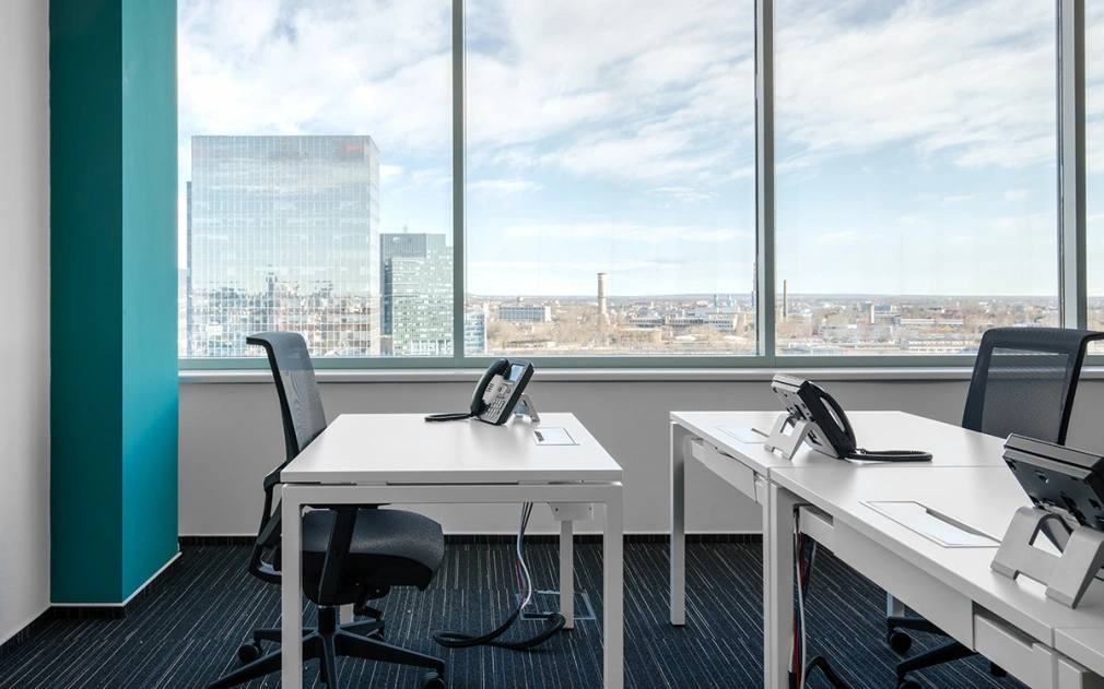 Вложения в коммерческие объекты в России могут упасть в 1 5 раза в 2026 м  Инвестиции в коммерческую недвижимость России по итогам 2025 года могут составить 450 млрд руб а в 2026 м ожидается их сокращение в 1 5 раза до 300 млрд руб Такой прогноз озвучил Алан Балоев руководитель департамента инвестиций и рынков капитала CMWP  На первую декаду декабря совокупный объем инвестиций уже достиг 385 млрд руб в основном за счет сделок с офисами и складами интерес к ретейлу снижается  На рынок в 2026 году будут влиять замедление экономической активности недоступность заемного финансирования и потенциал стрессовых сделок с проблемными активами инвестиции Фото blaskor Shutterstock FOTODOM Читать РБК Недвижимость в Telegram