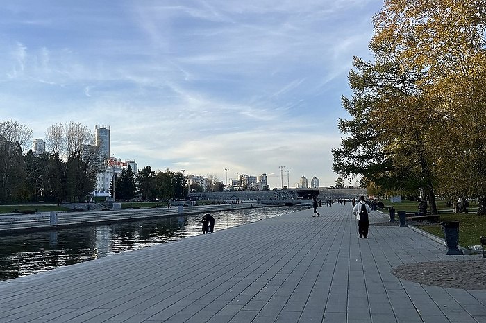 Мэр Екатеринбурга считает успешной свою работу с сервисами проката электросамокатов Сервисы проката электросамокатов работая в Екатеринбурге находятся в диалоге с властям а сам опыт взаимодействия с ними мэрии настолько положительный что им можно поделиться с другими муниципалитетами Это следует из ответа мэра Екатеринбурга Алексея Орлова который сегодня проводит общение с журналистами Мы пошли по пути договоренностей Создали рабочую группу и определились в том какие городские локации вообще нельзя использовать для движения электросамокатов а где необходимо ограничить скоростной режим В общем то результаты есть количество инцидентов с самокатами в этом году гораздо меньше подчеркнул Алексей Орлов слова которого приводит ЕАН Мы работаем в постоянном режиме по крайней мере перед началом сезона в течение сезона когда проводим культурно массовые мероприятия И ни разу не было так чтобы компании не отреагировали настаивает градоначальник uralweb ru