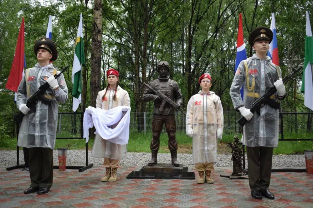 Цветы пытались поджечь на территории памятника погибшим в СВО происшествие случилось в столице БАМа Акт вандализма совершили ночью 29 сентября в Тынде Инцидент произошел на территории памятника воинам погибшим в специальной военной операции Камеры видеонаблюдения зафиксировали как человек предположительно женщина сначала пытался поджечь цветы затем пинал элементы памятника и повредил декоративные опоры с освещением Уже подано заявление в полицию виновное лицо будет установлено и привлечено к ответственности Это место должно быть священным и такие действия недопустимы отметил в своем Telegram канале глава Тынды Сергей Гуляев Фото пресс службы администрации Тынды ТЕЛЕПОРТ РФ здесь все об Амурской области  Мы в МАХ  Написать нам