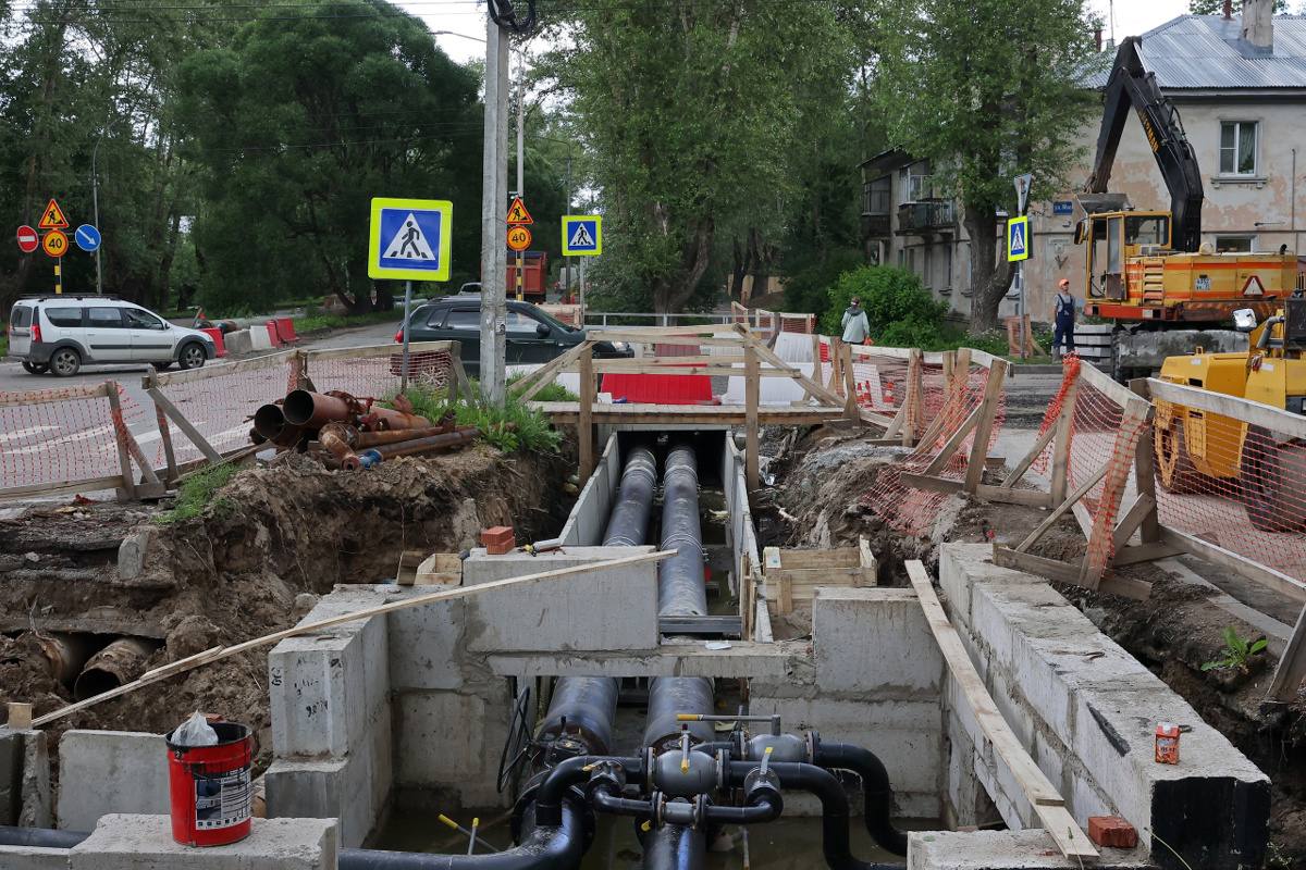 В Вологде к концу года заменят более семи километров водопровода  В полном объеме работы по капитальному ремонту водопроводных сетей выполнены по четырем улицам: Ярославской, Ленинградской и Республиканской, а также на Пошехонском шоссе. Специалисты заменили более трех километров водопровода.   Техническая готовность по улице Кубинской и Заречной части города составляет 95%.