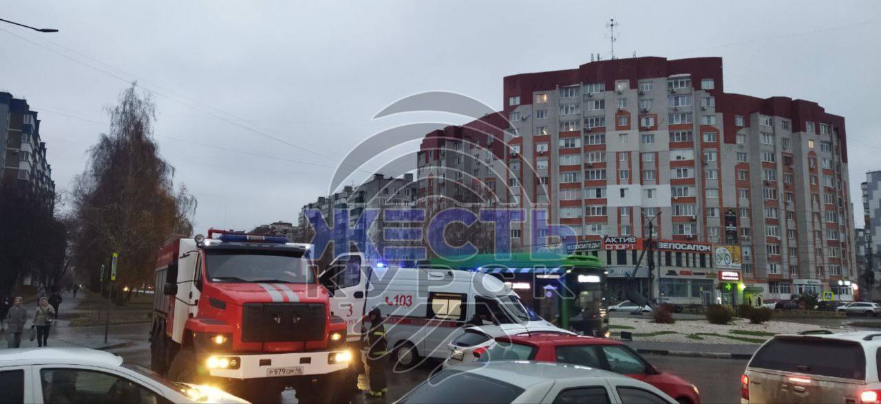 На кольце возле Бумеранга легковушка сбила девушку.   Пострадавшая находится в машине скорой помощи. Собирается пробка.     Жесть Курск — подписаться