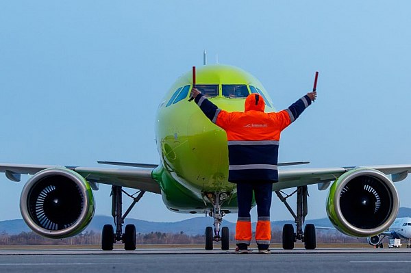 S7 Airlines запускает распродажу авиабилетов  Авиакомпания S7 Airlines проводит распродажу авиабилетов с 23 по 24 октября. Путешественники могут приобрести билеты на рейсы с вылетами с 28 октября со скидками до 50%. В распродаже участвуют популярные туристические и курортные направления. Об этом сообщает AVIA.RU.  В период распродажи снижены цены на международные рейсы. Например, любителям отдыха в Азии доступны перелеты туда-обратно в Пекин из Владивостока, Иркутска и Новосибирска. Билеты в Шанхай из Иркутска также можно будет приобрести по сниженной стоимости. Путешественники смогут приобрести билеты по сниженным тарифам и в Казахстан: перелеты в Усть-Каменогорск доступны из Москвы и Новосибирска.  Специальные предложения доступны на наиболее популярные рейсы из Москвы по России: в Горно-Алтайск и Казань. Путешественники смогут улететь по сниженным ценам и в города Сибири: в Кемерово и Якутск.  aviaru.net/n276954