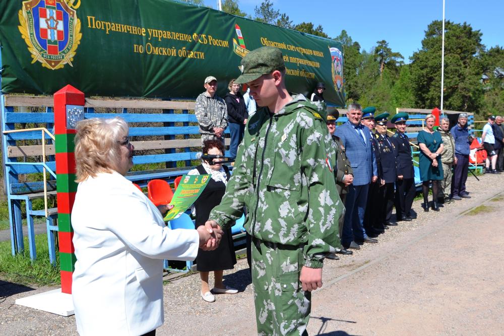 На базе отдыха имени Стрельникова в Чернолучье стартует XVI областной слет отрядов юных друзей пограничников посвященный юбилею Победы В соревнованиях примут участие 15 команд представляющих образовательные организации Омска а также Исилькульского Любинского Полтавского Нововаршавского Черлакского Русско Полянского Одесского Большереченского Омского и Оконешниковского районов Команды будут соревноваться в разнообразных военно прикладных дисциплинах Юным храбрецам предстоит пройти 12 этапов показав свои навыки строевой физической и огневой подготовки стрельбы на тренажере СКАТТ применения средств РХБЗ а также знания военной топографии истории пограничных войск Кроме этого организаторы приготовили командами конкурсы на смекалку К примеру в прошлом году на одной из станций в лесу под названием Экстремальная подготовка школьники из подручных материалов изготавливали устройство для сбора воды собрали в лесу пригодную для употребления пищу и придумывали как добыть огонь без спичек Соревнования продолжатся до 17 октября и завершатся соревнования военно спортивной эстафетой