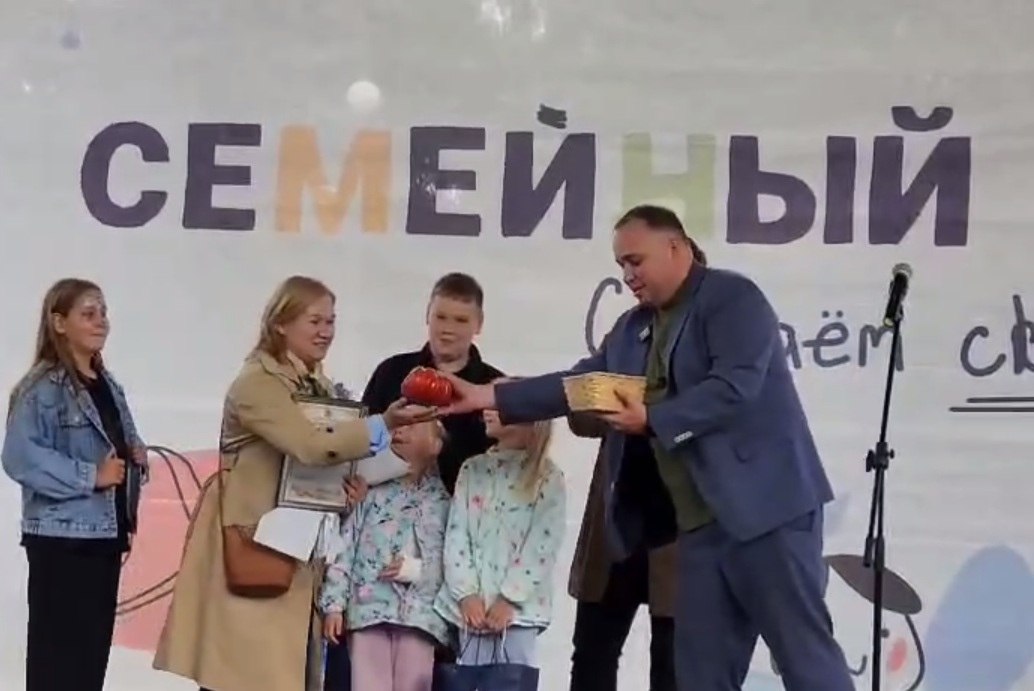 Чебыкин подарил многодетной семье крупный помидор со своей дачи Многодетная семья получила в подарок от депутата Законодательного собрания Константина Чебыкина выращенный им помидор весом чуть менее одного килограмма обратил внимание Telegram канал Ротонда Передача томата состоялась во время Большого семейного фестиваля в Приморском парке Победы на прошедших выходных видеозапись парламентарий выложил у себя в соцсетях Позвольте как многодетный многодетным вручить вам выращенный нами помидор Почти килограмм произносит на видео Чебыкин стоя на сцене с многодетной семьей Из слов Чебыкина следовало что получившая овощ с его грядки семья воспитывает семерых детей Согласно данным на сайте Заксобрания у самого депутата в семье растет трое сыновей Также в рамках фестиваля Чебыкин устроил раздачу огурцов а одной женщине вручил кабачок В комментарии Ротонде он сообщил что все овощи выросли у него на даче Скриншот видео Telegram канала Константина Чебыкина
