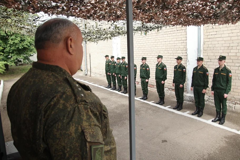 ↖ В Республике Алтай до 800 тыс. руб. увеличили единовременную выплату контрактникам. Ранее она составляла 400 тыс. руб. Теперь с учетом федеральной выплаты военнослужащие получат в первый месяц 1 млн 450 тыс. руб., сообщил глава региона Андрей Турчак. Василий Дерюгин, Коммерсантъ Подписывайтесь на «Ъ-Сибирь»