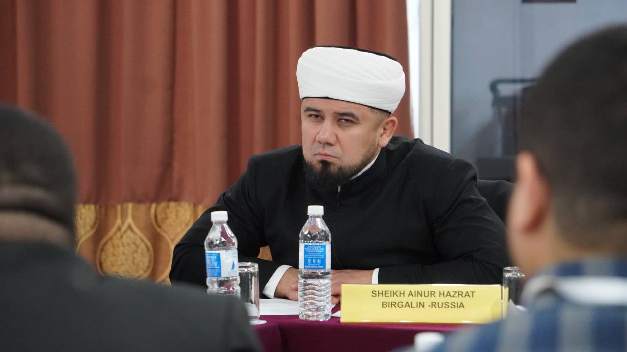 Муфтий Башкирии объяснил, почему назвал мусульман «примитивно мыслящими»  В соцсетях Айнур Биргалин заявил, что его целью было «побудить верующих мыслить стратегически». Он отметил, что сейчас есть риск «потерять влияние» на умы молодежи, если не будут созданы собственные платформы.  «Когда я говорил о "примитивном мышлении", я имел в виду не личности, а подход — когда мы ограничиваемся только критикой или потреблением, но не участвуем в созидании. Это был призыв к саморефлексии, а не упрёк», — заявил Айнур Биргалин.  Фото: Айнур Биргалин.