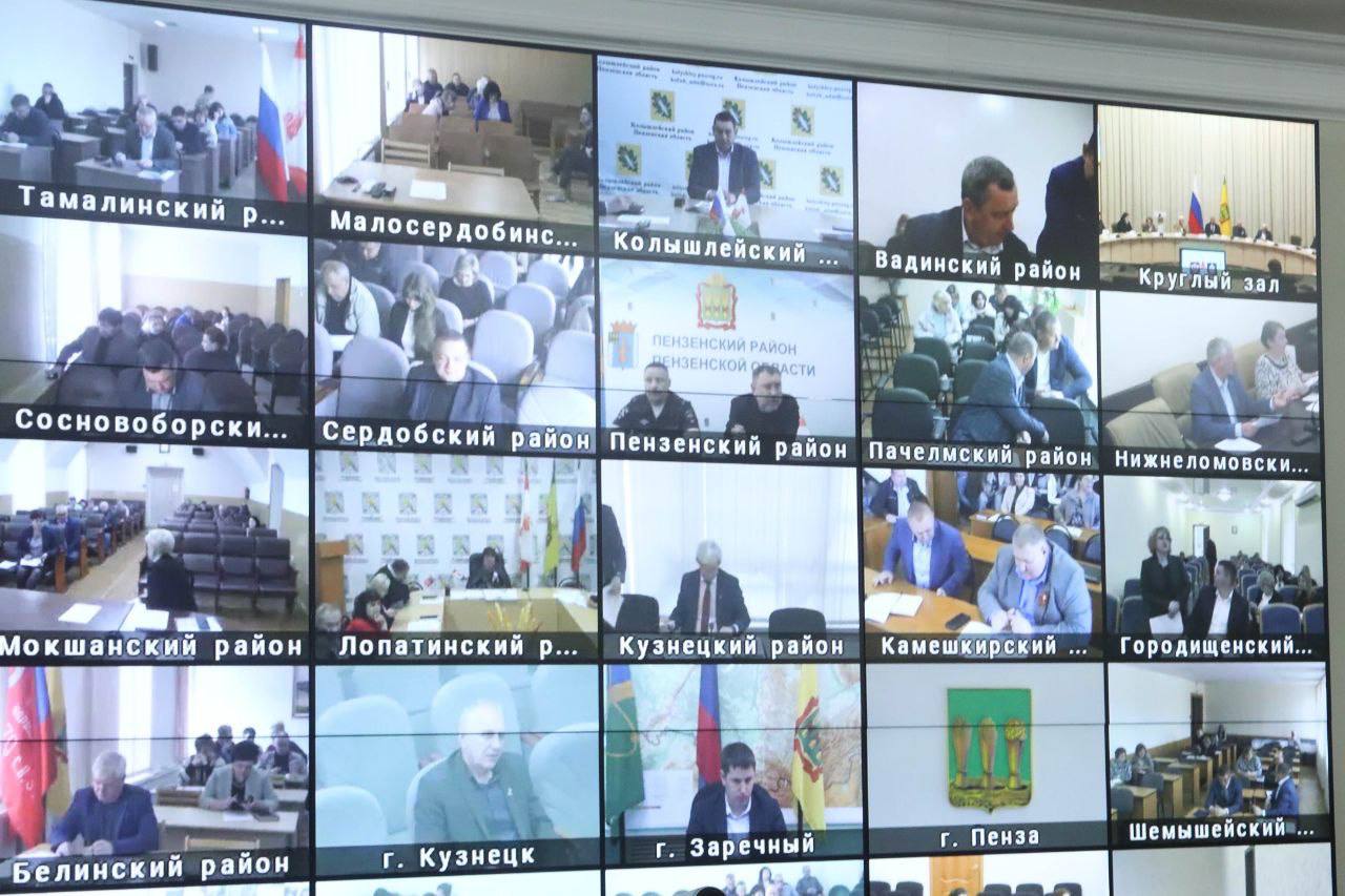 Первым вопросом сегодняшнего заседания правительства Пензенской области стала подготовка к купальному сезону, который стартует в нашем регионе с 1 июня. Всего будет открыт 41 пляж. Но вниманием нужно охватить не только официальные зоны отдыха, но и привычные гражданам места купания — так называемые «дикие пляжи». Поручил организовать в муниципалитетах патрулирование водоемов, рекомендовал организовать спасательные посты, обеспеченные плавсредствами и необходимым оборудованием. Очень правильное предложение поступило от прокуратуры Пензенской области — до начала купального сезона оценить безопасность детских водных аттракционов. Также обсудили работу по предоставлению гражданам меры поддержки в виде социальных контрактов. В этом году на эту работу предусмотрено более 603 миллионов рублей. Уже заключен 1 851 соцконтракт, в том числе 885 на предпринимательскую деятельность и 320 — на организацию личных подсобных хозяйств. Люди намерены улучшать свою жизнь, увеличивать свои доходы. Нужно помогать им развиваться дальше. Подпишись — Олег Мельниченко в Telegram