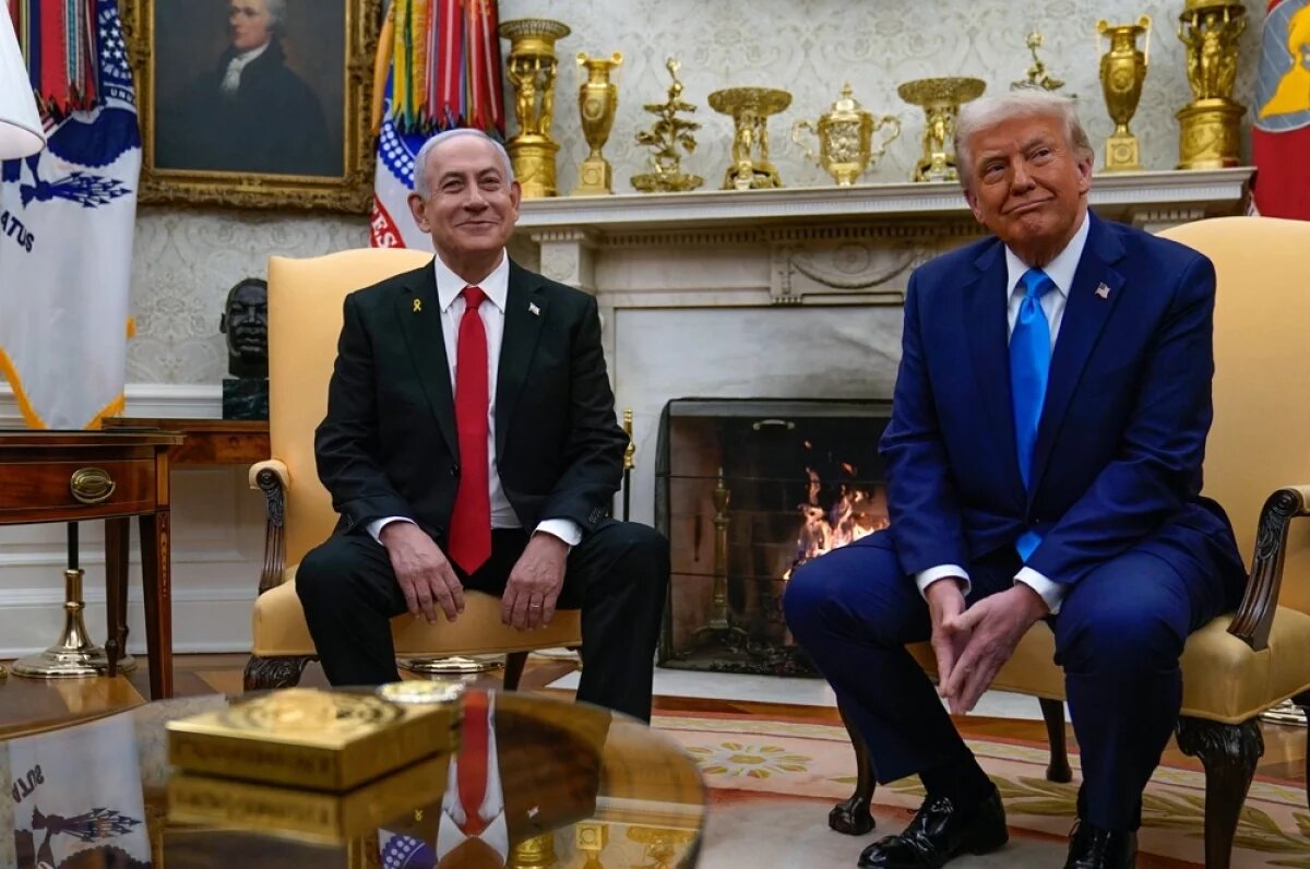 Нетаньяху сообщил о номинировании Трампа на Нобелевскую премию мира Израильский премьер добавил, что высоко ценит усилия главы США, направленные на «достижение мира и безопасности в мире и особенно на Ближнем Востоке». «Хочу передать вам письмо, которое я направил в Нобелевский комитет. Оно номинирует вас на премию мира. Вы заслуживаете ее и должны ее получить», – обратился Нетаньяху к Трампу. Подпишитесь на «Абзац» Добавьте «Абзац» в ленту «Дзена»