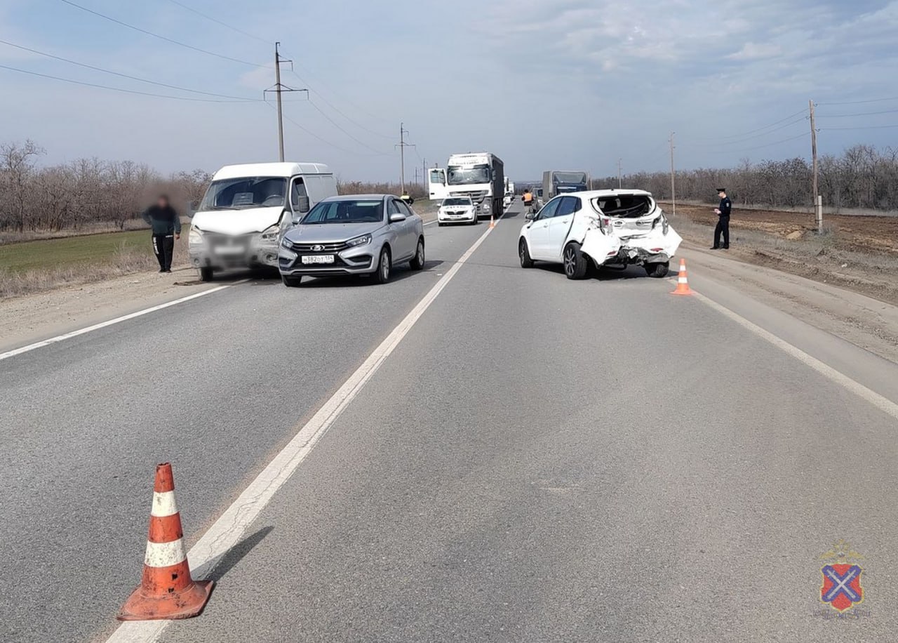 Автомобилист и несовершеннолетняя пострадали в массовом ДТП в Суровикинском районе  Авария случилась 14 марта в 13:00. Водитель ГАЗа не справился с управлением на 142 километре ФАД Р-260 и врезался в стоящие Kia Rio и LADA Vesta.    Водителю и 17-летней девочке-пассажирке Kia потребовалась госпитализация.    Подписаться