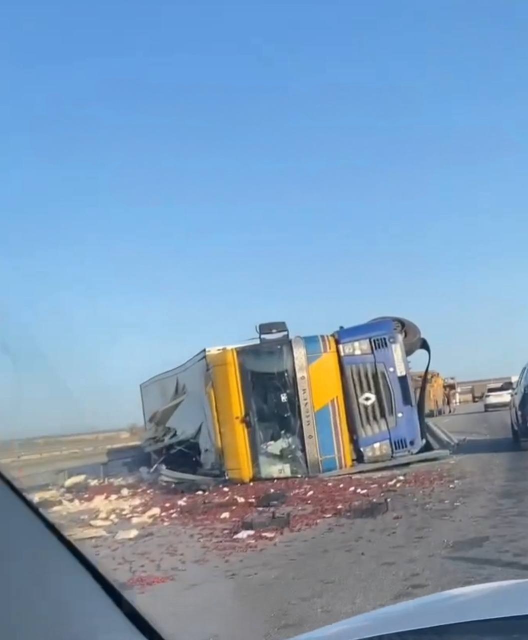 В Ростовской области на автодороге перевернулся грузовик, перевозивший черешню. Фотографии и видео с места происшествия были опубликованы свидетелями в онлайн-сообществах. Согласно информации, полученной от очевидцев, авария случилась рано утром 14 июня на трассе, соединяющей Ростов и Таганрог, вблизи населенного пункта Хапры. Большегрузная машина неожиданно опрокинулась на бок, что привело к рассыпанию всего содержимого кузова на дорогу. Информация о пострадавших в результате данного инцидента отсутствует. На данный момент официальные органы не предоставили каких-либо комментариев относительно произошедшего. Подписаться на "Новости Ростова" Прислать новость