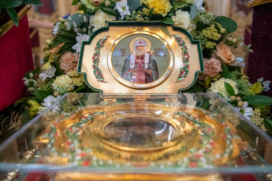 В Орле торжественно встретили ковчег с мощами Святителя Тихона, Патриарха Московского и всея России  3 августа в Орёл доставили ковчег с честными мощами святителя Тихона, Патриарха Московского и всея России. Сотни верующих собрались у стен Успенского  Михаило-Архангельского  собора, чтобы встретить святыню.