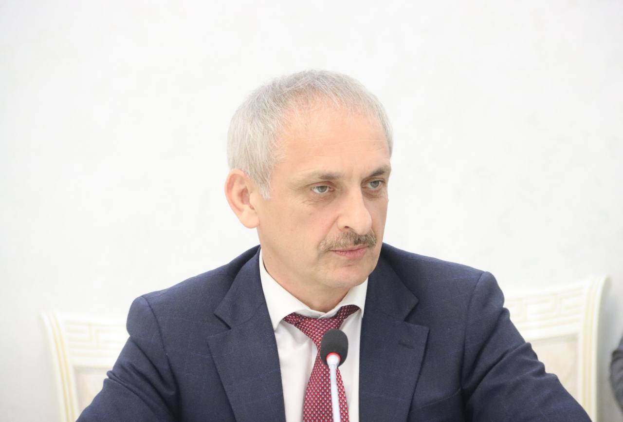 Энрик Муслимов советник Главы Республики Дагестан поприветствовал участников патриотической акции Вахта Героев Отечества Хочу отметить что в нашей республике эта инициатива находит очень тёплый отклик Как правильно подметил Александр Васильевич особенность нашего проекта заключается в том что Герои России не ограничиваются только Махачкалой они активно выезжают в города и особенно в горные районы республики Эта практика была заложена с самого первого дня проведения акции и она действительно позволяет значительно расширить охват молодёжной аудитории сказал Энрик Муслимов Миннац Дагестана Мы в Телеграм Мы в ВКонтакте Мы в Одноклассниках Мы в Рутубе