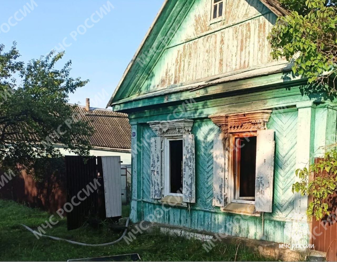 Пожар унес жизни двух человек в Новозыбкове Ранним утром в оперативную дежурную смену Главного управления МЧС России по Брянской области поступило сообщение о пожаре в частном доме по адресу: г. Новозыбков, ул. Володарского. К тушению привлекались 2 единицы пожарной техники. Огнем повреждены отделка и имущество одной из комнат дома на 8 квадратах. Пожар ликвидирован. К сожалению, в результате пожара погибли 85-летний мужчина и 70-летняя женщина. На месте работают дознаватель МЧС России и следственно-оперативная группа. Главное управление МЧС России по Брянской области напоминает: не используй неисправные электроприборы; не оставляй без присмотра работающую технику; убедись, что потушил сигарету; место для курения оборудуй пепельницей; увеличь свои шансы на спасение - установи в жилье пожарный извещатель. Спасешься сам, предупредишь других. В случае пожара незамедлительно звоните по телефону «1 0 1 » или «1 1 2 ». #Пожар #оперативная_информация #МЧСпоБрянскойОбласти МЧС Брянской области в ТГ ГУ МЧС России по Брянской области в ВК МЧС Брянской области в ОК