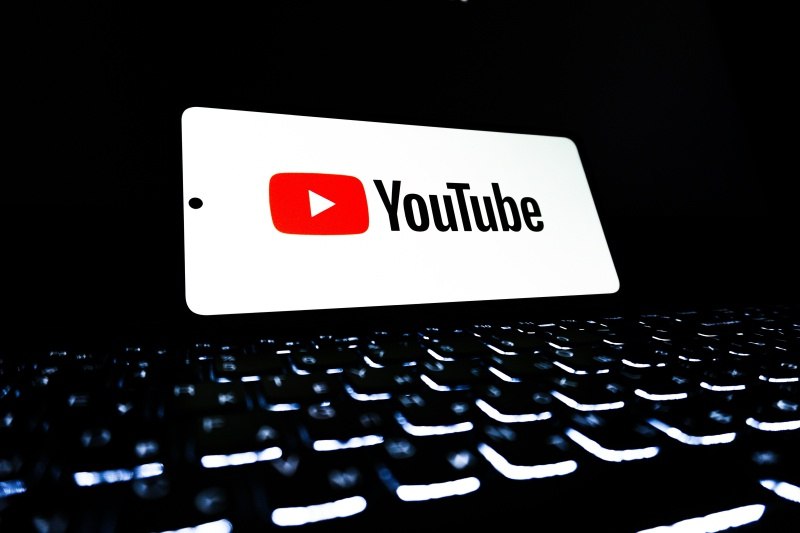  Google планирует интегрировать новую ИИ-модель генерации видео Veo 3 в YouTube Shorts этим летом. Генеральный директор YouTube Нил Мохан сообщает, что среднемесячное количество просмотров коротких видео уже превысило 200 миллиардов. Создатели контента смогут использовать обновленную модель для повышения качества видео и добавления звуковых дорожек. Вместе с тем, не исключено, что доступ к Veo 3 потребует платной подписки на тарифы AI Pro или AI Ultra от Google. Не все эксперты положительно оценивают развитие ИИ в сфере видео: Эллисон Джонсон из The Verge охарактеризовала Veo 3 как «мечту торговца помоями». Подробнее: 3DNews Источник изображений: unsplash.com