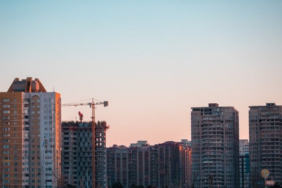 Выросли риски появления «пузыря» на рынке новостроек Риски появления "пузыря" на первичном рынке недвижимости в I квартале 2025 года вновь выросли на фоне опережающего роста цен на жилье относительно доходов населения и стоимости аренды, говорится в обзоре ЦБ РФ финансовой стабильности за IV квартал 2024 года - I квартал 2025 года. Подробнее: #новостройки #пузырь #риски #центробанк #стройка