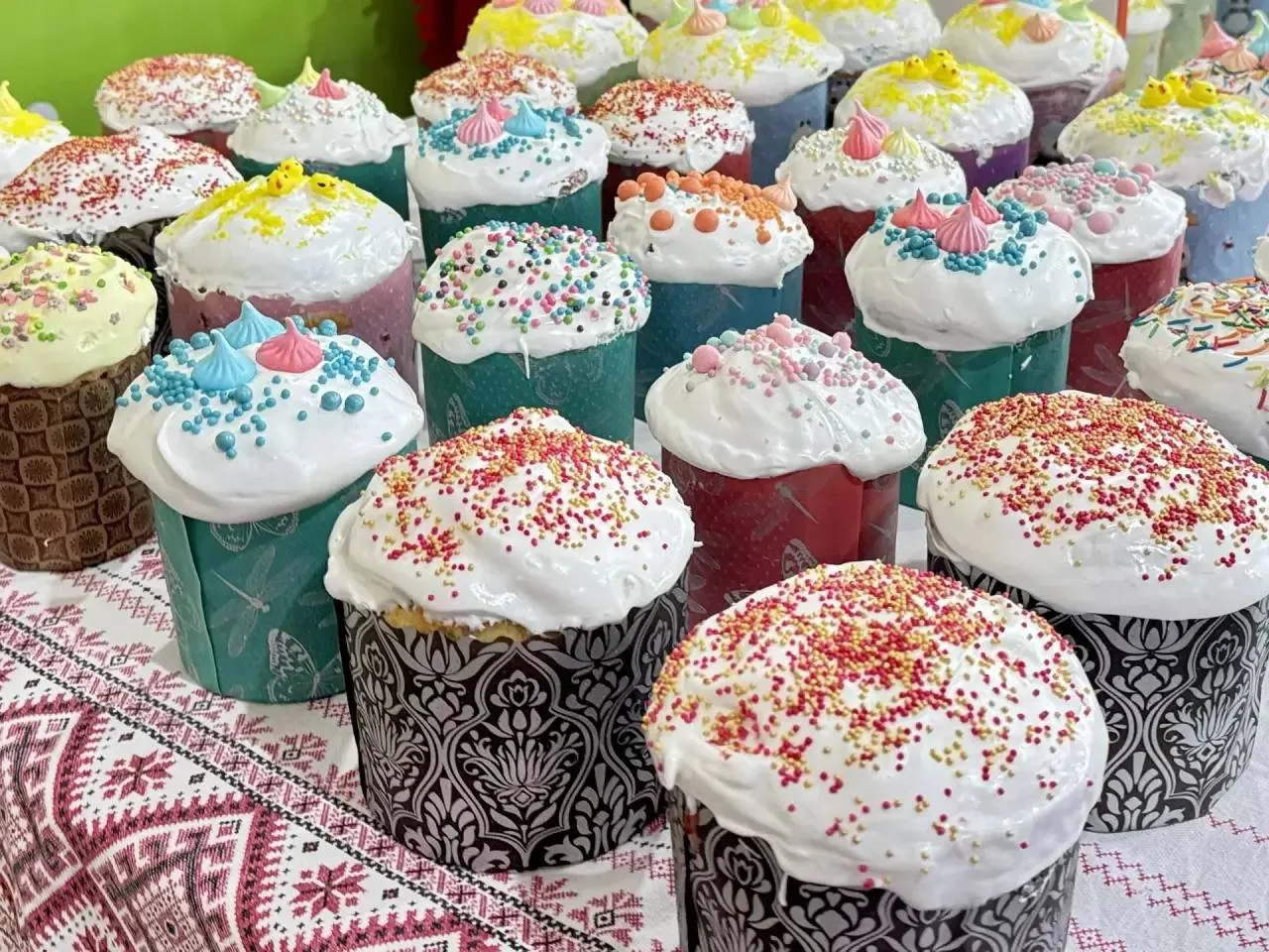Дорогие хозяйки накануне праздника Светлой Пасхи на муниципальных рынках откроются традиционные ярмарки Самые ходовые товары в эти дни творог мука и яйца Молочную продукцию в том числе сметану и сливки привезут из Омского Саргатского Кормиловского и Азовского районов Яйца из Любинского Азовского и Омского Перед тем как попасть на прилавки все продукты пройдут обязательную проверку лабораториями ветеринарно санитарной экспертизы Также можно сэкономить время и силы и приобрести уже готовые куличи и творожные пасхи шоколадные фигурки и другие кулинарные изделия к праздничному столу Ярмарки пройдут на всех четырёх муниципальных рынках в пятницу и субботу 10 и 11 апреля Напомню их адреса и телефоны Левобережный просп Комарова 6 тел 73 69 81 Ленинский ул Рождественского 6 тел 41 82 60 Центральный ул Гусарова 33 тел 25 26 76 Советский ул 20 Партсъезда 35 тел 67 33 64