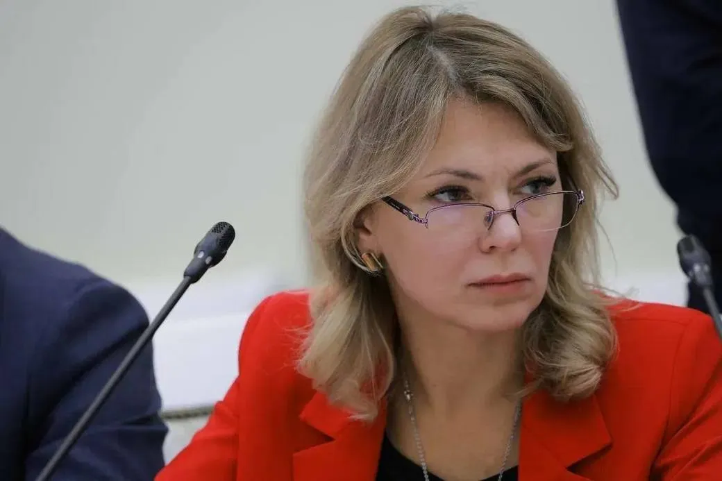 Вячеслав Федорищев озвучил кадровые решения в Правительстве Самарской области Дополнительным функционалом губернатор наделил заместителя председателя Правительства министра финансов Самарской области Ольгу Собещанскую По поручению Вячеслава Федорищева она будет координировать работу по нескольким направлениям Прежде всего это касается цифровизации процессов в государственном управлении За последний месяц мы провели достаточно большую работу вместе с федеральным центром координационным центром Правительства России министерством связи и цифровых коммуникаций лично министром Максутом Шадаевым и увидели очень низкую базу в этом направлении а она уже сейчас очень активно бьет по нашим возможностям в том числе по консолидации бюджета Мы многое не внедряем то что позволяет эффективно расходовать бюджетные средства которые мы все как налогоплательщики формируем отметил губернатор Желаем Ольге Всеволодовне новых побед и достижений на новых направлениях Также Ольга Собещанская будет курировать спорт Кадры VK и в МАХ