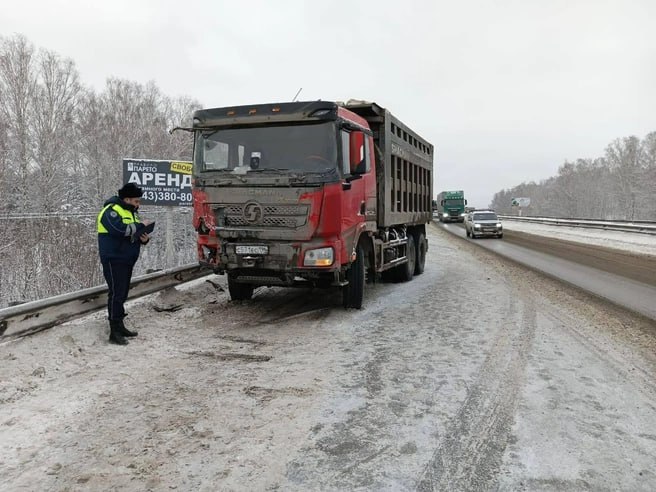 На Тюменском тракте газелист угодил в две аварии. А потом оказался под колесами грузовика.  Сначала водитель потерял управление и въехал в ограждение. Машина оказалась разбита, но это было только началом неприятностей. Через некоторое время в «Газель» въехал грузовой Hyundai, которому от удара оторвало кабину.   После аварии оба водителя вышли, чтобы осмотреть машины. И в этот момент произошло еще одно происшествие — водитель другого грузовика  на фото  въехал в Hyundai, а потом сбил газелиста. Пострадавший в тяжелом состоянии в больнице.