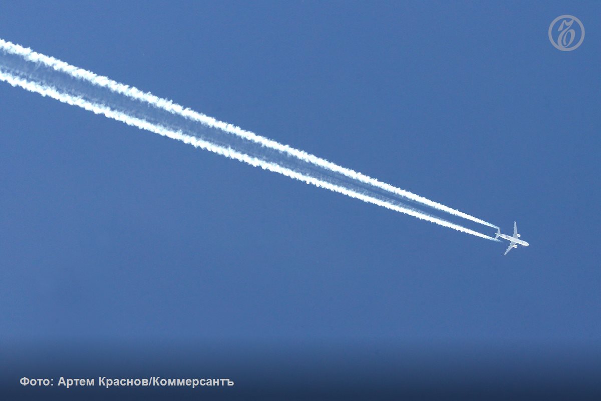 Российские авиакомпании попросили ограничить долю иностранных конкурентов указывая что маржинальные перевозки за границу позволяют им сдерживать цены внутри страны Доля зарубежных игроков в 2025 году выросла с 30 до 47 а их пассажиропоток увеличился на 25 почти до 24 млн человек В условиях дефицита провозных емкостей российских компаний паритет приведет только к росту стоимости билетов считают эксперты В качестве альтернативы они предлагают обязать иностранных перевозчиков летать внутри России Подписывайтесь на Ъ в Telegram в MAX Оставляйте бусты