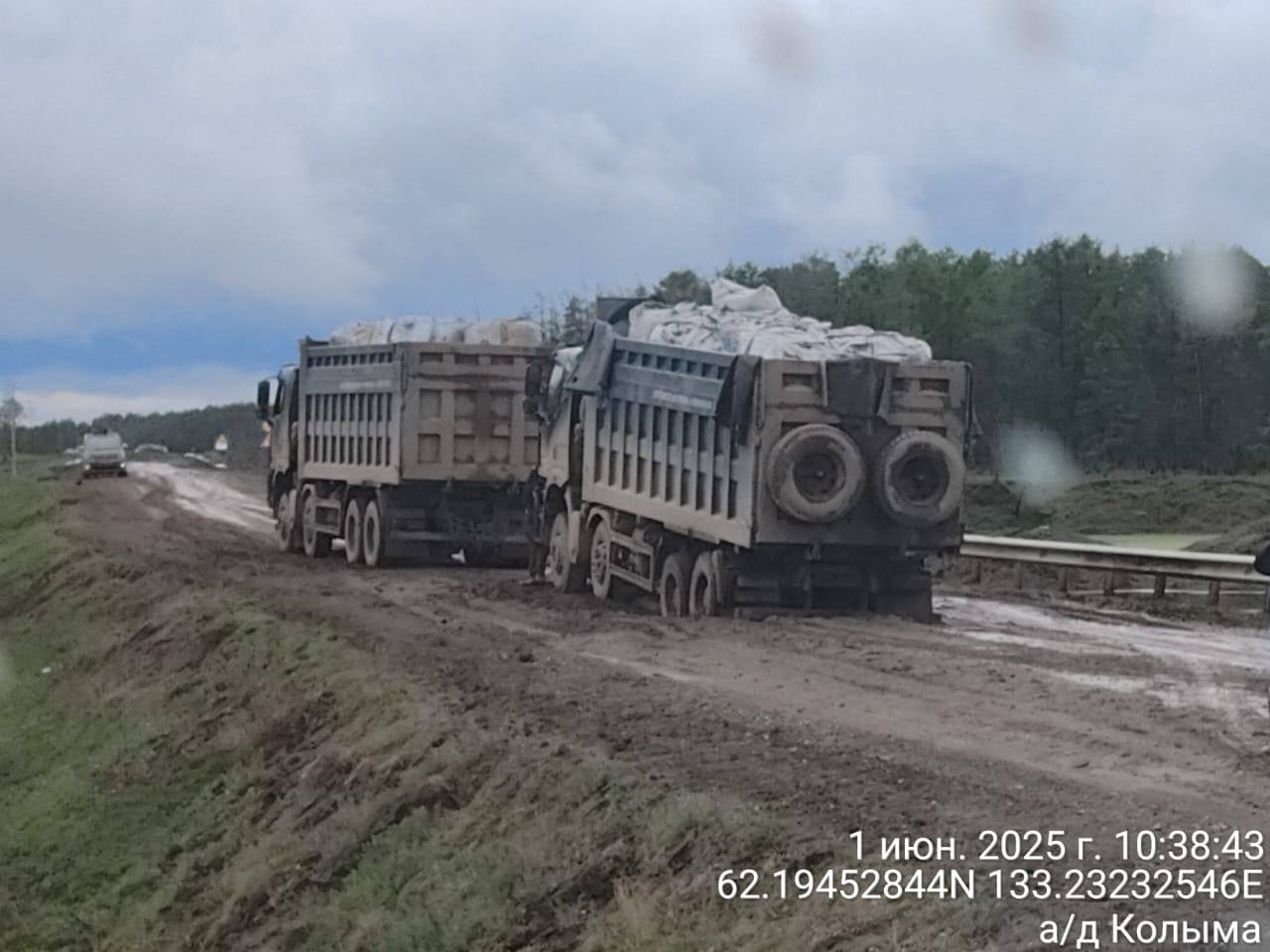 На «Колыме» восстанавливают дорогу после проезда грузовиков  В целях обеспечения бесперебойного и безопасного проезда по автомобильной дороге Р-504 «Колыма» на участке км 203 – км 285 ведутся работы по восстановлению отдельных участков пучинообразования путём стабилизации и укрепления грунтов портландцементом. Об этом сообщили в ФКУ Упрдор «Вилюй».  Работы ведутся в связи с многочисленными нарушениями правил перевозки грузов. С 26 мая 2025 года на трассе работают два передвижных поста весогабаритного контроля — на 177-м км в районе села Чурапча и на 264-м км возле села Ытык-Кюель.  Однако были зафиксированы многочисленные случаи нарушений. Большинство автомобилей, перевозящих концентрированную руду, проигнорировали требования сотрудников Ространснадзора об остановке для проведения взвешивания. В частности, 28 и 29 мая через пост в районе села Ытык-Кюель без остановки проехали 6 автосамосвалов, а в ночное время 1 и 2 июня — ещё 11.  Вследствие нарушений допустимой полной массы произошло разрушение и деформация земляного полотна на вновь отремонтированных участках дороги между населёнными пунктами Ытык-Кюель и Чурапча. Также на 199–200 км трассы из-за застрявших автосамосвалов производилась выгрузка груза на проезжую часть, где были задействованы автокран и погрузчик, тем самым полностью заблокировав проезд автотранспорта на данных участках.  По данным ФКУ Упрдор «Вилюй», недропользователями, производящими перевозку, не соблюдаются правила перевозок грузов автомобильным транспортом, утверждённые Постановлением РФ от 21 декабря 2020 г.  Подрядными организациями, занятыми на содержании автомобильной дороги, регулярно ведётся работа по ликвидации пучин, ямочный ремонт и профилирование автомобильной дороги.
