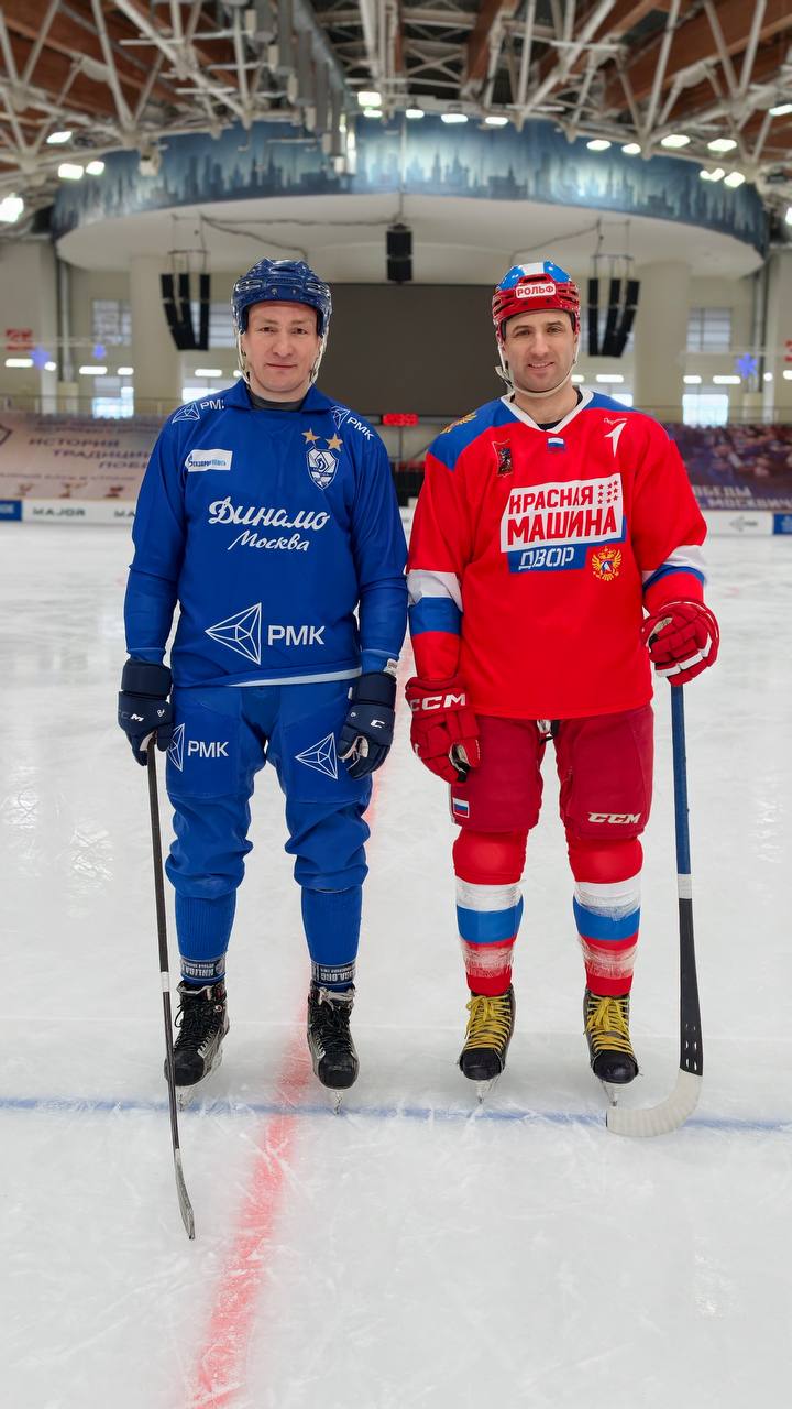 Сегодня в легендарном Дворце спорта Крылатское провели совместную тренировку по русскому хоккею с командами 2014 года рождения Красная Машина Юниор хоккей и Динамо хоккей с мячом К ребятам присоединился человек который сам олицетворяет русский хоккей Евгений Александрович Иванушкин семикратный чемпион мира семикратный чемпион России мастер спорта международного класса Ребята нашей академии готовятся к участию в турнире Кубок Патриарха по хоккею с мячом где сыграют впервые поэтому такое занятие получилось очень полезным Сначала разобрали базовые элементы скольжение на большом льду работу с мячом передачу удары а потом сыграли товарищеский матч Мы сознательно возвращаем симбиоз между русским хоккеем и хоккеем с шайбой Для детей это не только отличная и полезная тренировка но и важная часть нашей хоккейной культуры которую нельзя терять Спасибо Евгению Александровичу за время внимание к ребятам и передачу опыта Двигаемся дальше и готовимся к первому в истории Красной Машины Юниор 2014 выступлению на Кубке Патриарха который пройдет на ГУМ Катке с 17 по 19 февраля