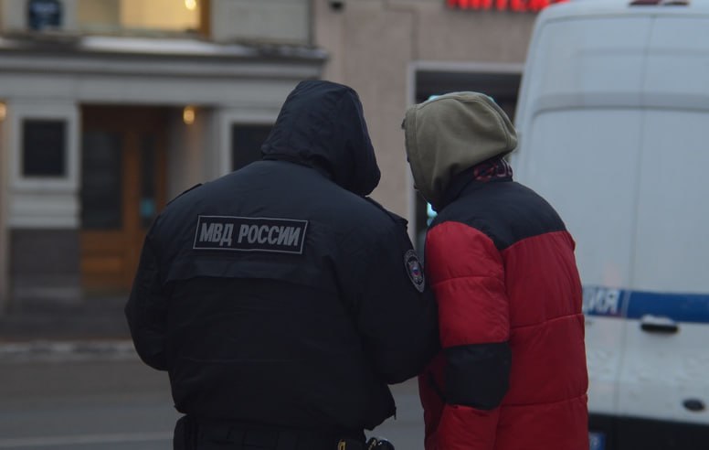 Петербуржец хочет взыскать 5 миллионов с МВД Антон Сидорец подал иск к региональному ГУ МВД и СМИ с требованием взыскать эту сумму за публикацию видео с его извинениями за нарушение ПДД Мужчина считает что публикация нарушила его права и требует опровергнуть информацию извиниться и удалить видео Инцидент произошёл 23 мая когда Сидорец был остановлен инспектором и записал извинения на камеру Позже видео распространилось в СМИ и соцсетях Иск сначала вернули из Петроградского суда затем мужчину отказали в Смольнинском суде принять дело к производству Подпишись на СЗФОшную