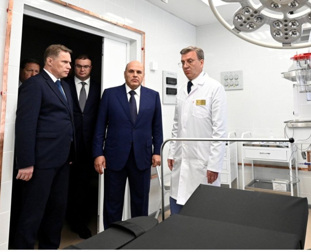 Председатель правительства России Михаил Мишустин в ходе визита в Омск осмотрел готовящийся к вводу в эксплуатацию новый корпус Госпиталя для ветеранов войн. Учреждение на 140 коек и 513 единиц новейшей медтехники сможет принимать 3,5 тысячи пациентов ежегодно. Способствуя решению поставленной президентом задачи обеспечить защитникам Отечества оптимальные социальные условия и в частности доступную высокотехнологичную медицину.