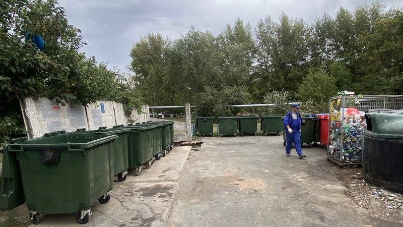Вечерний маршрут по вывозу мусора запустят в Оренбурге В Оренбурге планирую ввести вечерний маршрут для спецтехники регоператора для вывоза отходов с площадок где днем это сделать было невозможно по объективным причинам Например из за припаркованных авто Об этом в своем ТГ канале рассказал врио главы Оренбурга Альберт Юмадилов По его словам отрабатываются несколько направлений решения мусорной проблемы Врио главы рассказал что проведена инвентаризация контейнерных площадок для сбора ТКО В Оренбурге насчитали 1536 площадки из которых 1151 закрепили за Южным и Северным округами 385 за УК и юридическими лицами Проводится мониторинг контейнерного парка По результатам меняют вышедшие из строя баки и размещают дополнительные на площадках где регулярно фиксируются навалы Выставлено и заменено около 90 контейнеров разной вместимости Эта работа продолжается На контейнерных площадках Оренбурга работают 288 видеокамер для оперативной работы с регоператором по вывозу навалов и для фиксации различных нарушений До конца года планируют установить еще 650 По словам Альберта Юмадилова в городе продолжают находить предпринимателей которые не заключили договоры на вывоз мусора Работа ведется совместно минприроды региона прокуратурой Южно Уральским межрегиональным управлением Росприроднадзора Установлено уже порядка 1700 таких субъектов За месяц они производят около 125 самосвалов мусора gtrkorenburg
