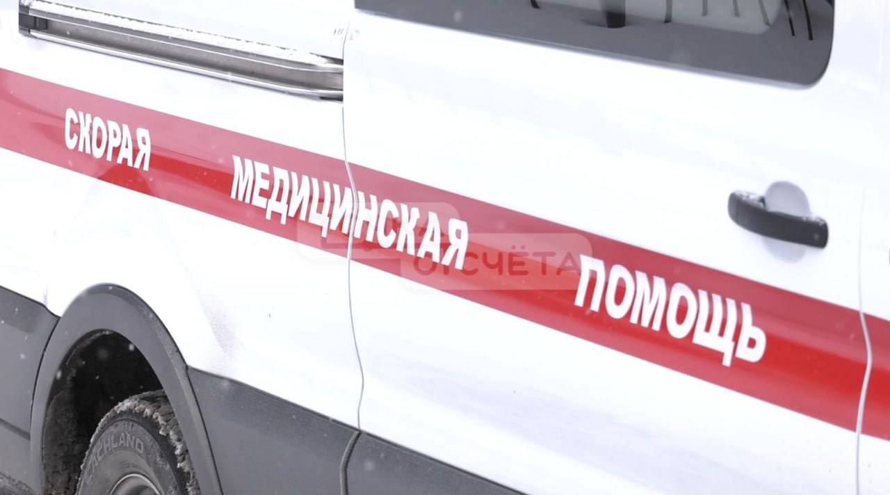 В Южно-Сахалинске мужчина на электросамокате сбил женщину и скрылся   Госавтоинспекция областного центра ищет очевидцев ДТП, которое произошло 20 мая в двенадцатом часу дня.  По предварительной информации, 39-летняя женщина шла по тротуару по Коммунистическому проспекту на восток. В районе дома №19 её сбил мужчина на электросамокате.  От удара сахалинка упала и ударилась головой и плечом, а её сотовый вылетел из руки и экран гаджета разбился. Один из очевидцев обратился к лихачу со словами осуждения и призвал помочь пострадавшей.   Самокатчик помог женщине встать и скрылся в неизвестном направлении. Прохожие вызвали скорую.  Если вы были очевидцем этого ДТП, если обладаете информацией, которая поможет установить личность водителя самоката, откликнитесь: 789-844.