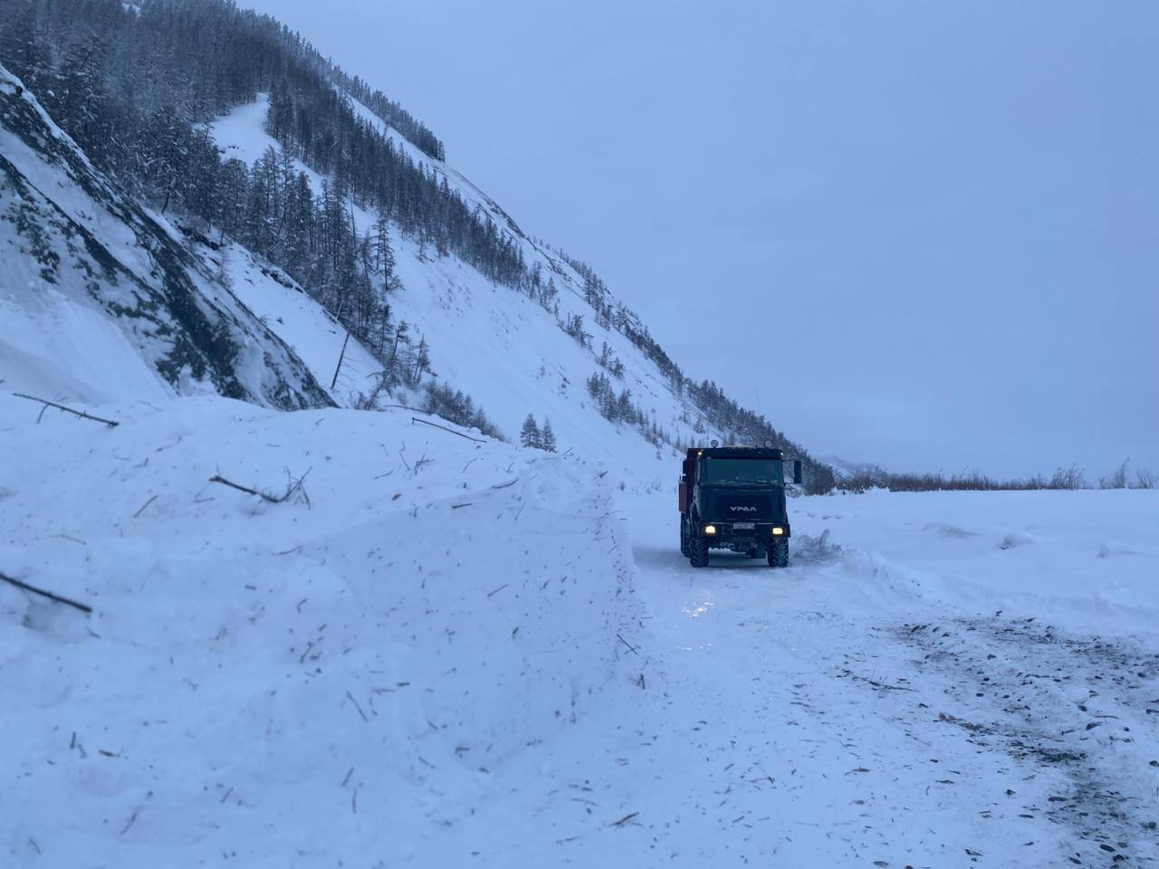 Лавина перекрыла дорогу на севере Якутии Лавина сошла на 430 км сезонной автодороги Индигир ведущей из села Хонуу Момского района в поселок Белая гора Абыйского района Якутии По информации начальника Момского дорожного участка Дороги Арктики Константина Терешкина на место схода лавины сразу же отправился бульдозер К 702 Оперативно провели работы по расчистке снега и к вечеру 12 февраля полностью избавились от излишек снежных масс В этом году это первый случай схода лавины ulusmedia Читайте нас в MAX