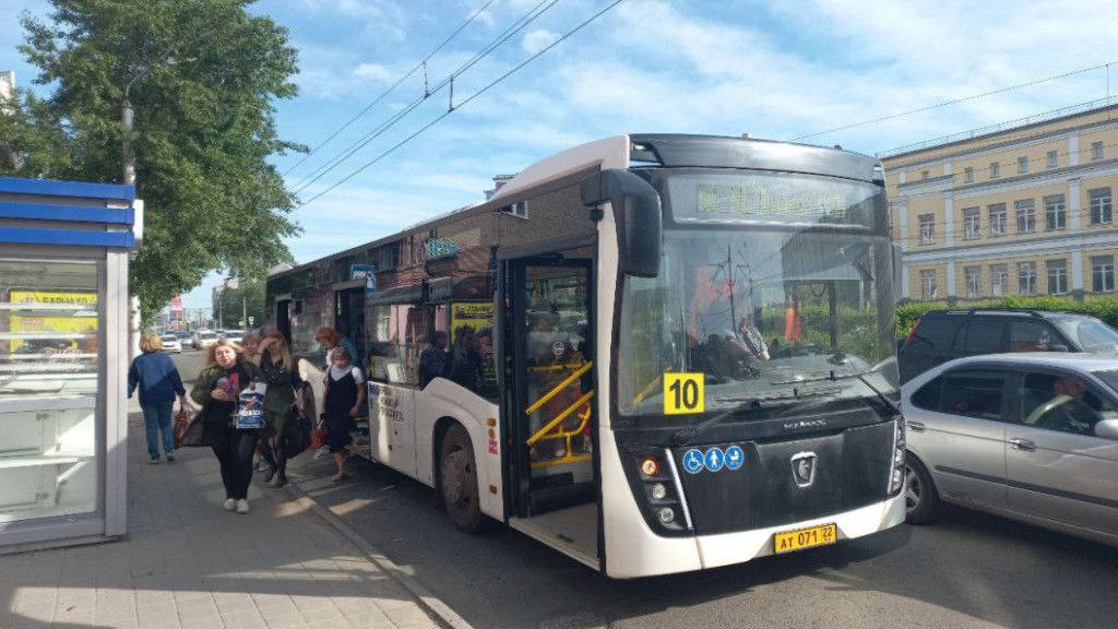 Барнаульские перевозчики заплатили более 1 4 млн рублей штрафов в 2025 году По данным в прошлом году комитет по дорожному хозяйству и транспорту Барнаула выписал перевозчикам штрафов на 1 4 миллиона рублей В адрес транспортных компаний было направлено 224 претензии и 227 требований об уплате Для сравнения в 2024 году количество претензий было больше но общая сумма штрафов составила лишь около 400 тысяч рублей В мэрии рост взысканий связывают с усилением контроля В 2025 году комитет провёл 42 самостоятельные и 7 межведомственных проверок вместе с ГИБДД и налоговой службой Штрафы выписывают за срывы рейсов недовыпуск транспорта на линию и нарушения со стороны водителей Ранее Барнаул вошёл в антирейтинг по качеству работы общественного транспорта среди российских городов Фото мэрия Барнаула МЫ В МАХ