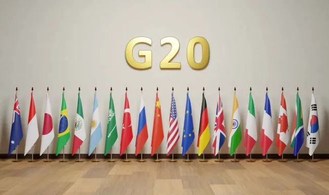 МИД Россия получила приглашение участвовать на высшем уровне в саммите G20 в США Встреча лидеров стран Большой двадцатки будет проходить в Майами 14 и 15 декабря Ближе к дате саммита появится ясность кто будет представлять Россию в США Об этом заявил журналистам в штаб квартире ООН замминистра иностранных дел Александр Панкин Он также отметил что Россия всегда исходит из худшего сценария в том что касается американских санкций Замглавы МИДа назвал непредсказуемость администрации Дональда Трампа самой большой проблемой в отношениях Москвы и Вашингтона Утром вы можете слышать одно вечером другое а на следующий день наблюдать действия которые противоречат и первому и второму сказал он Подписаться на Говорит Москва Telegram VK MAX
